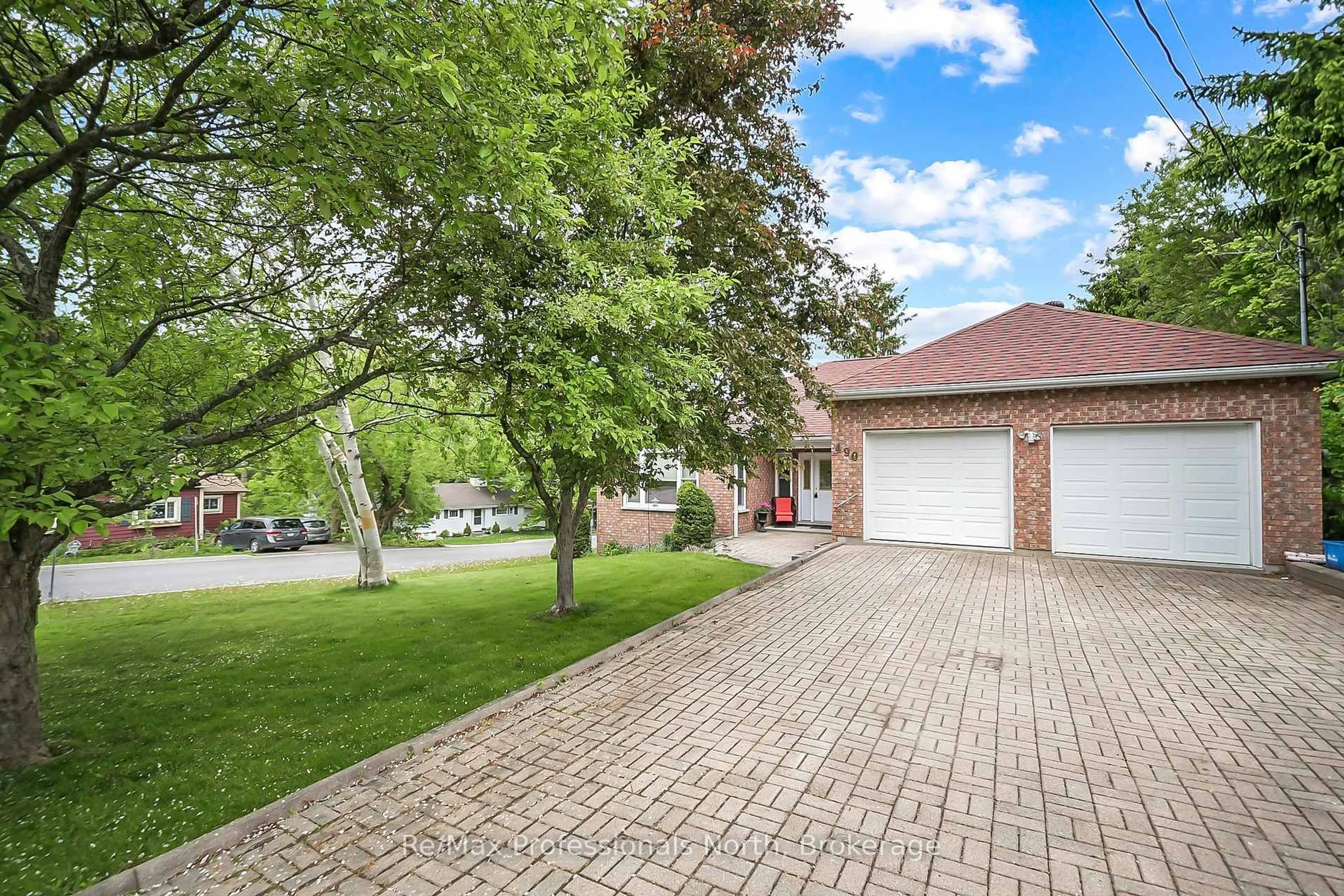 A pic from outside/outdoor area/front of a property/back of a property/a pic from drone, street for 490 Brown St, Gravenhurst Ontario P1P 1G6