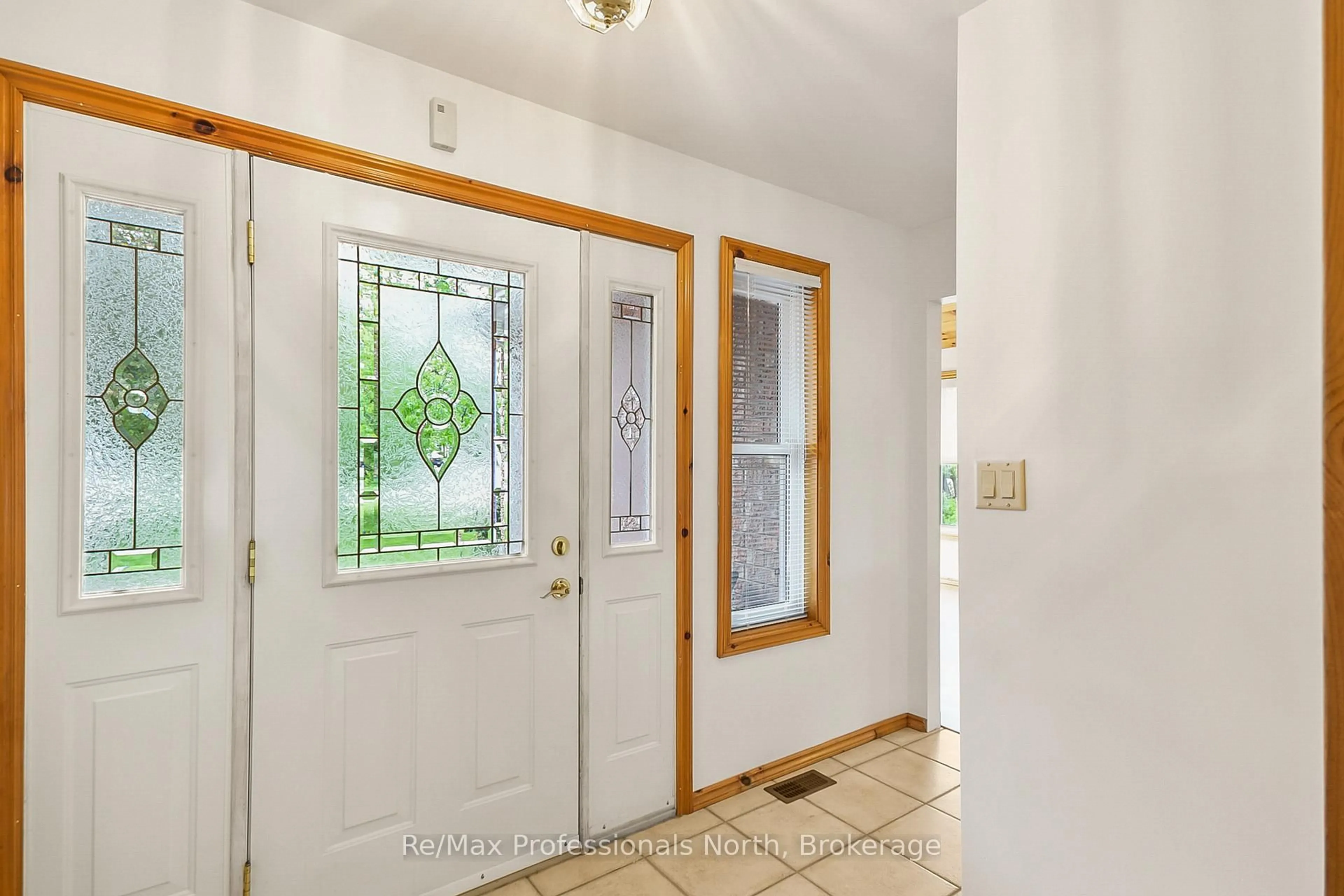 Indoor entryway for 490 Brown St, Gravenhurst Ontario P1P 1G6