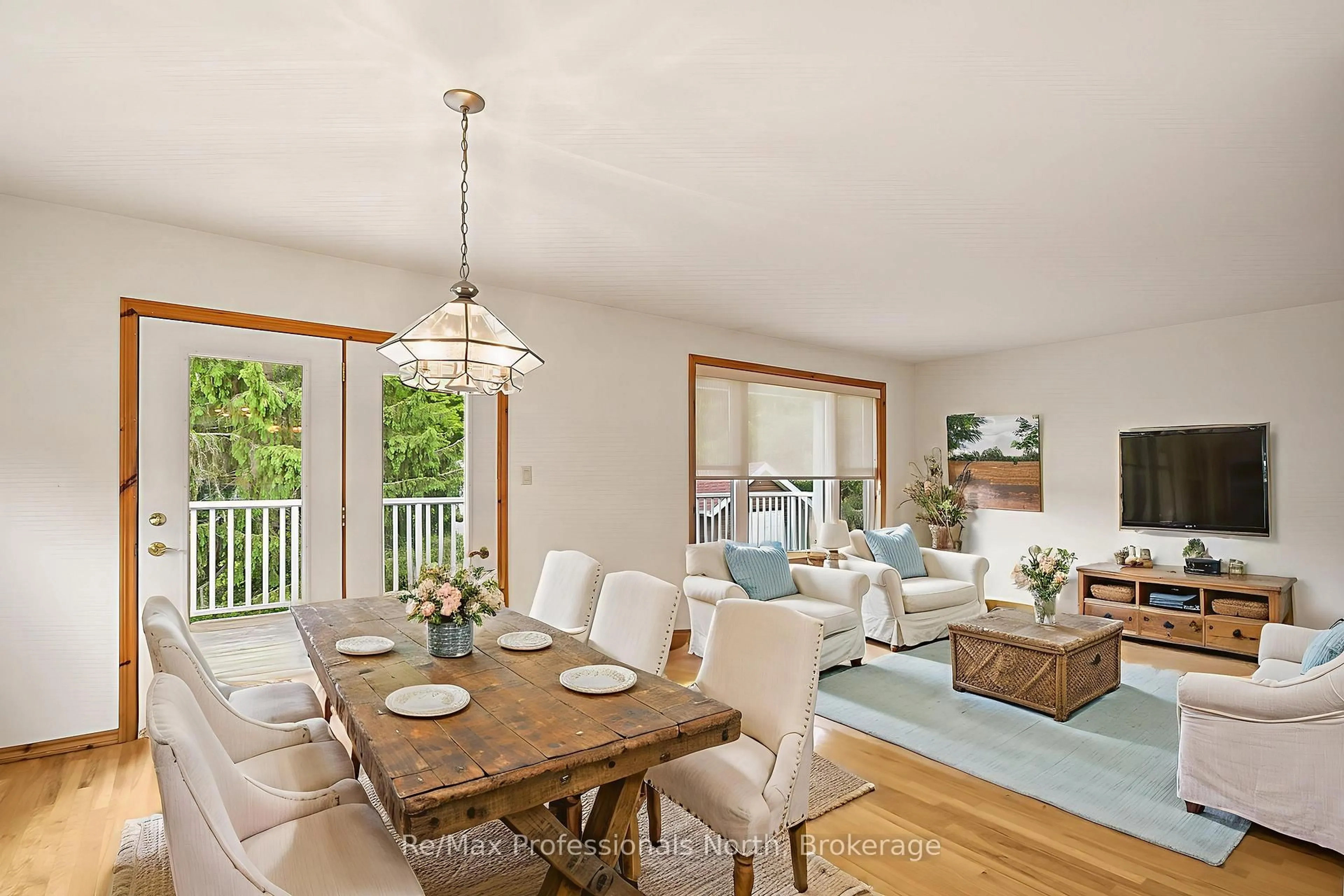 Dining room, wood/laminate floor for 490 Brown St, Gravenhurst Ontario P1P 1G6