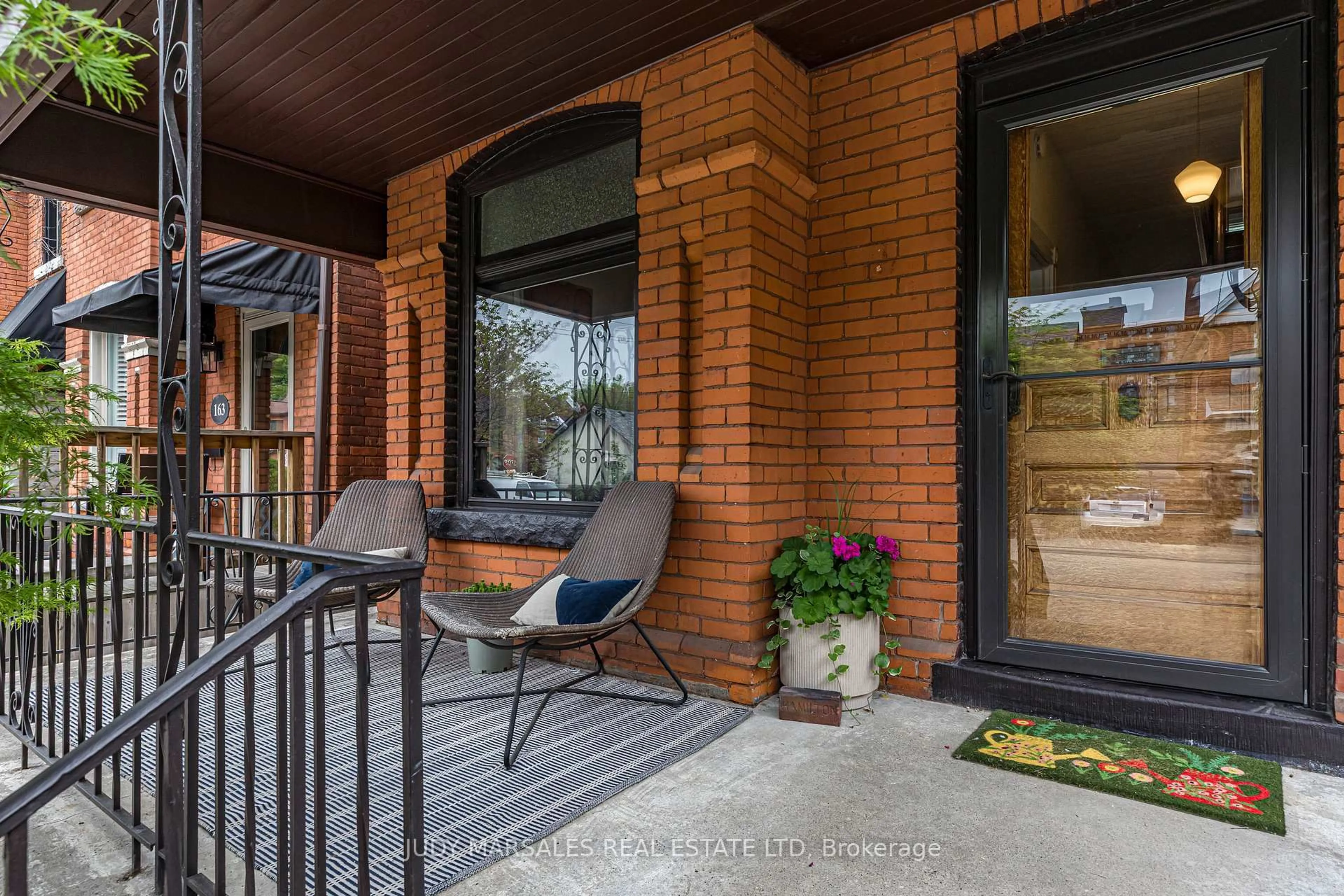 Patio, street for 165 Walnut St, Hamilton Ontario L8N 2L8