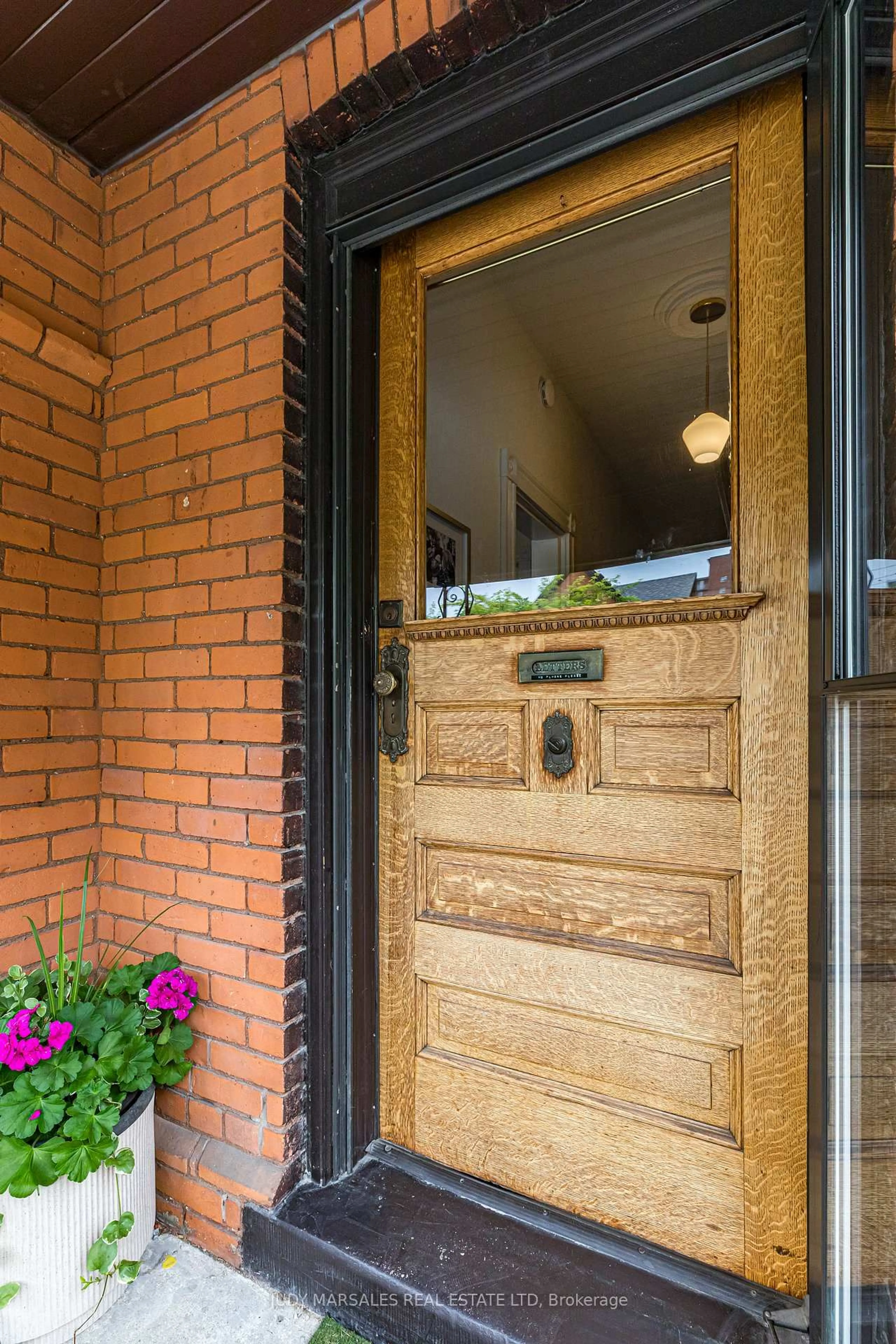Indoor entryway for 165 Walnut St, Hamilton Ontario L8N 2L8