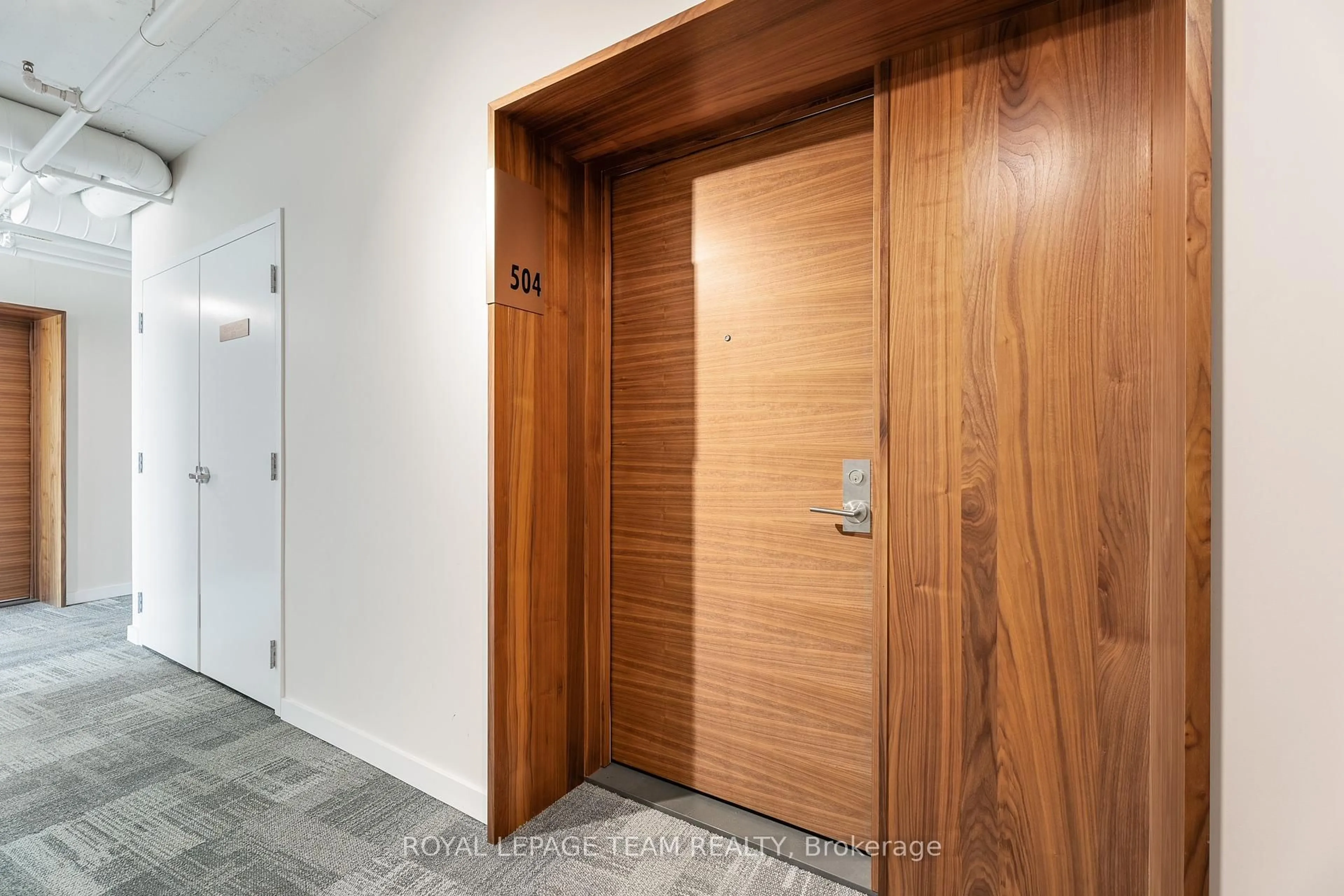 Indoor entryway for 135 Barrette St #504, Ottawa Ontario K1L 7Z9