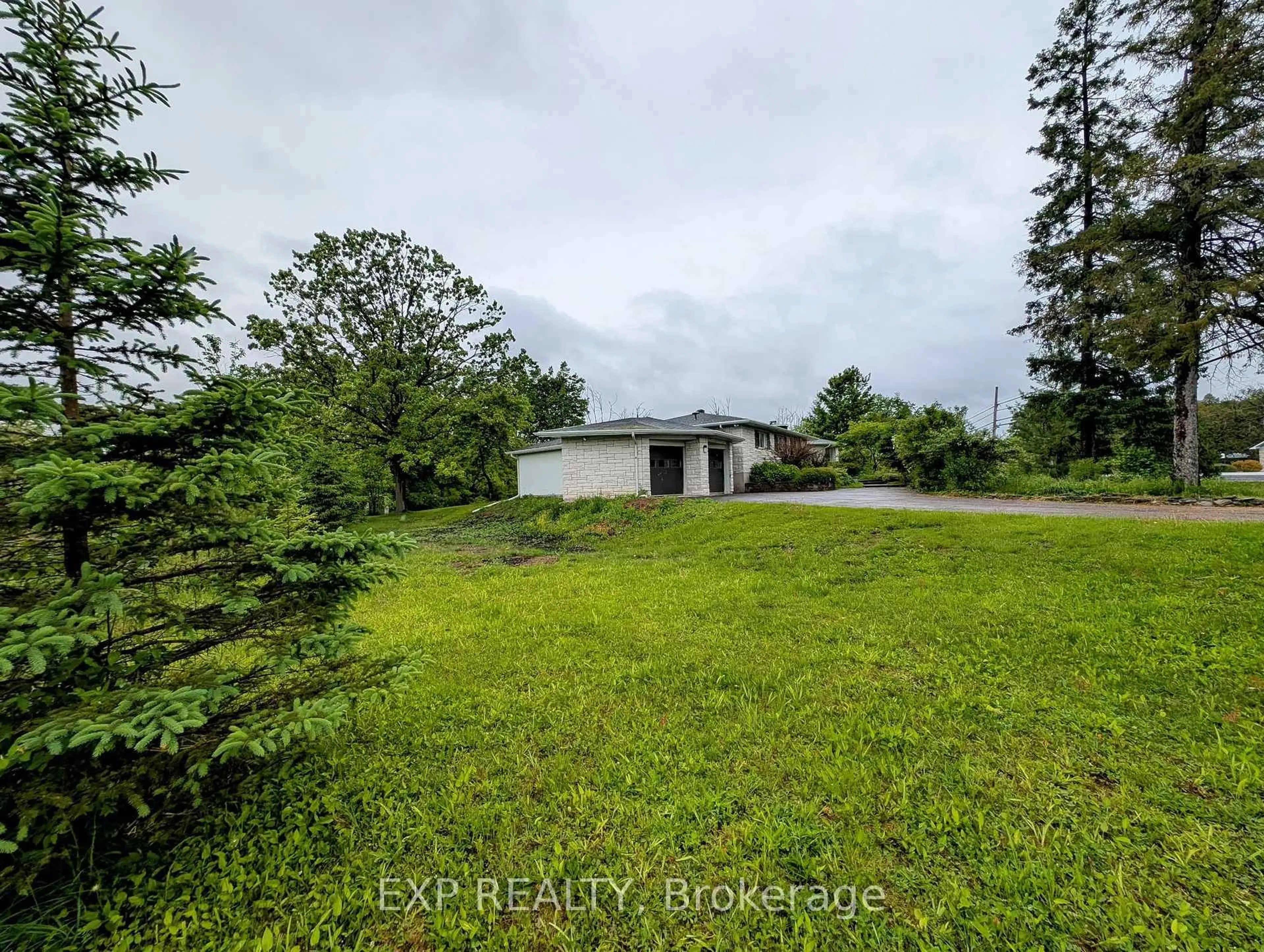 A pic from outside/outdoor area/front of a property/back of a property/a pic from drone, unknown for 6974 Bank St, Metcalfe Ontario K0A 2P0
