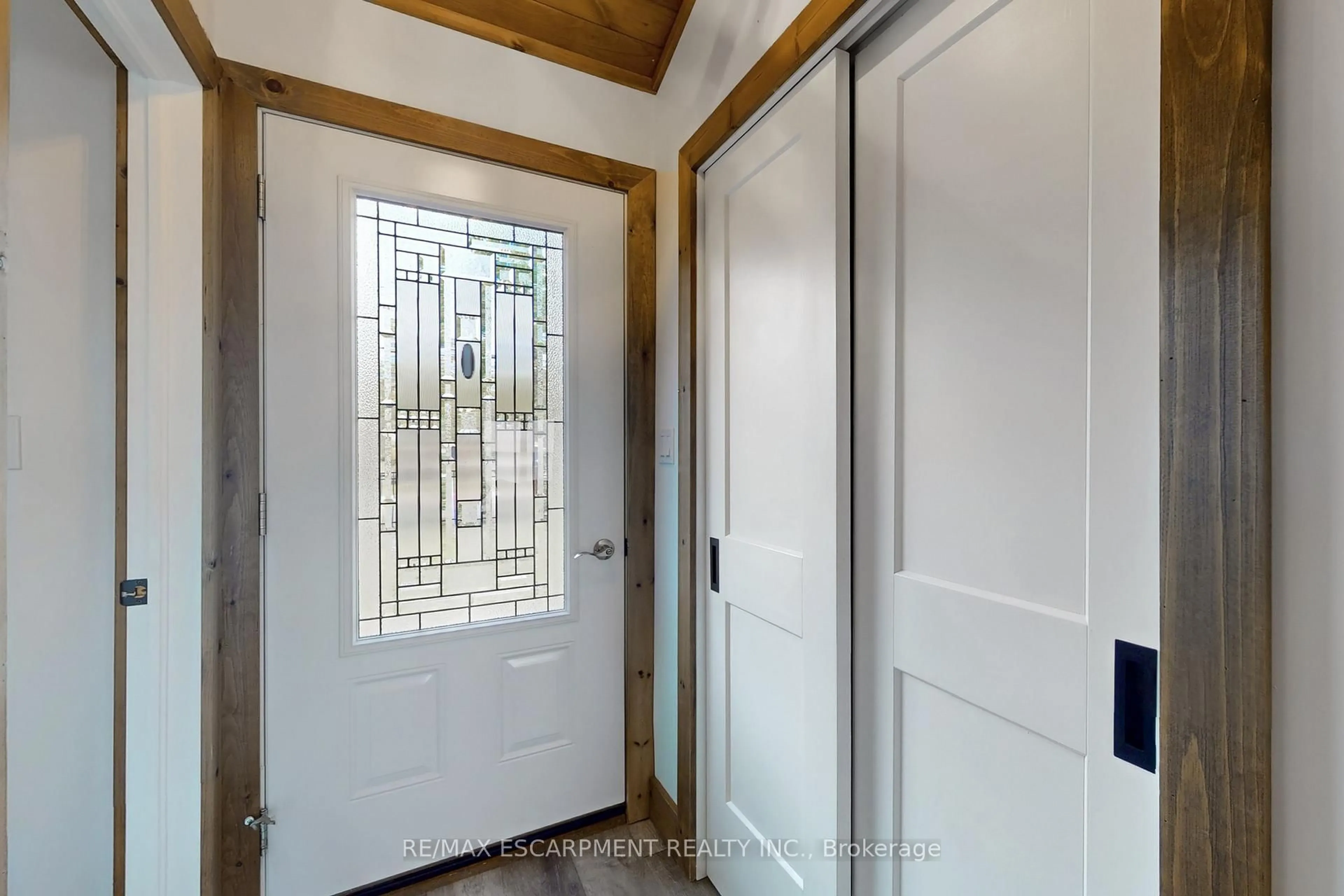Indoor entryway for 11495 Cook Lane, Wainfleet Ontario L0S 1V0