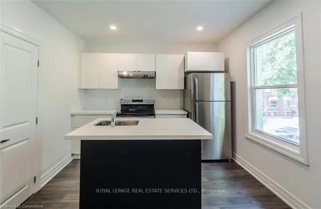 Additional image 18 of 115 Spadina Ave