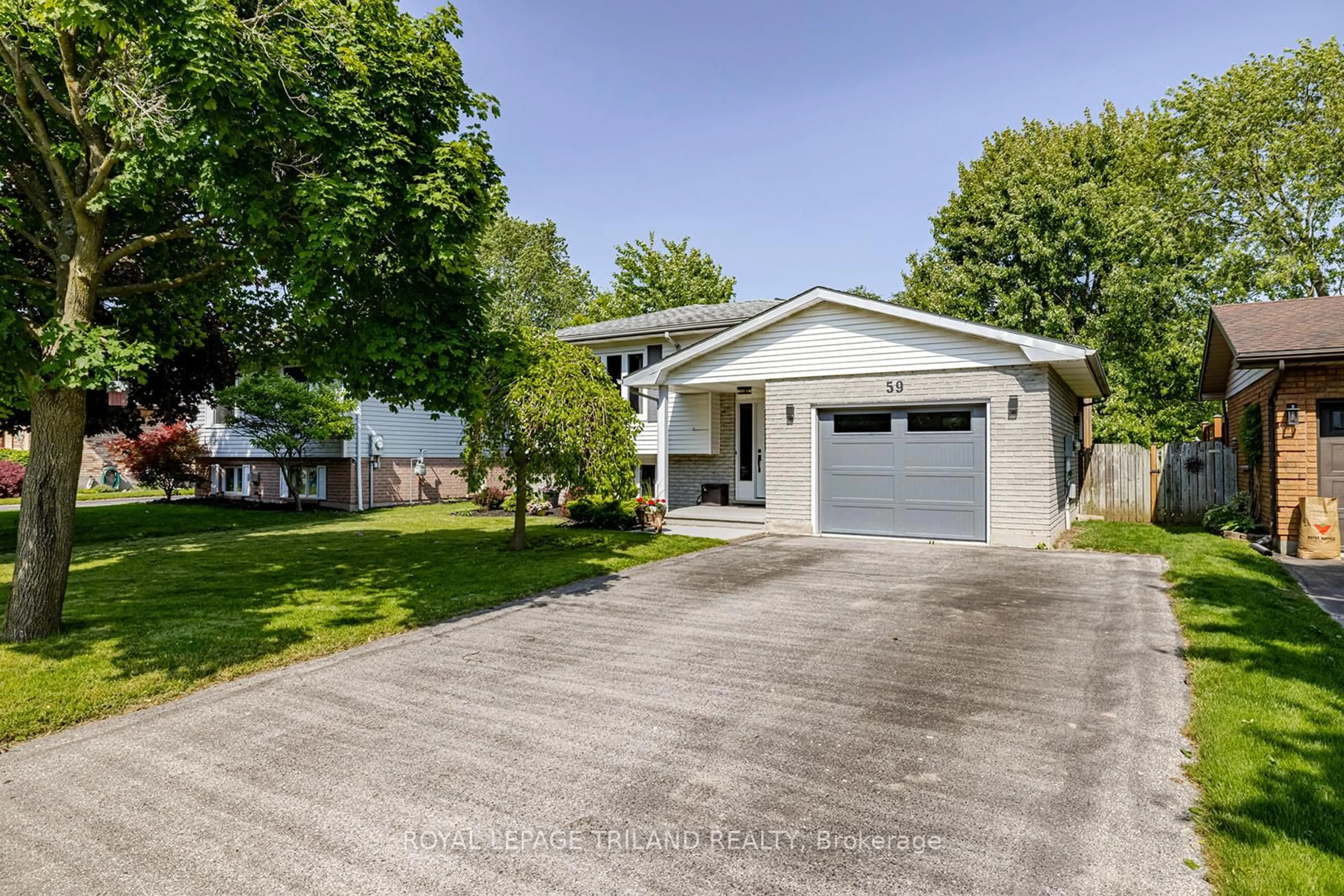 A pic from outside/outdoor area/front of a property/back of a property/a pic from drone, street for 59 Farmington Ave, Aylmer Ontario N5H 3E3