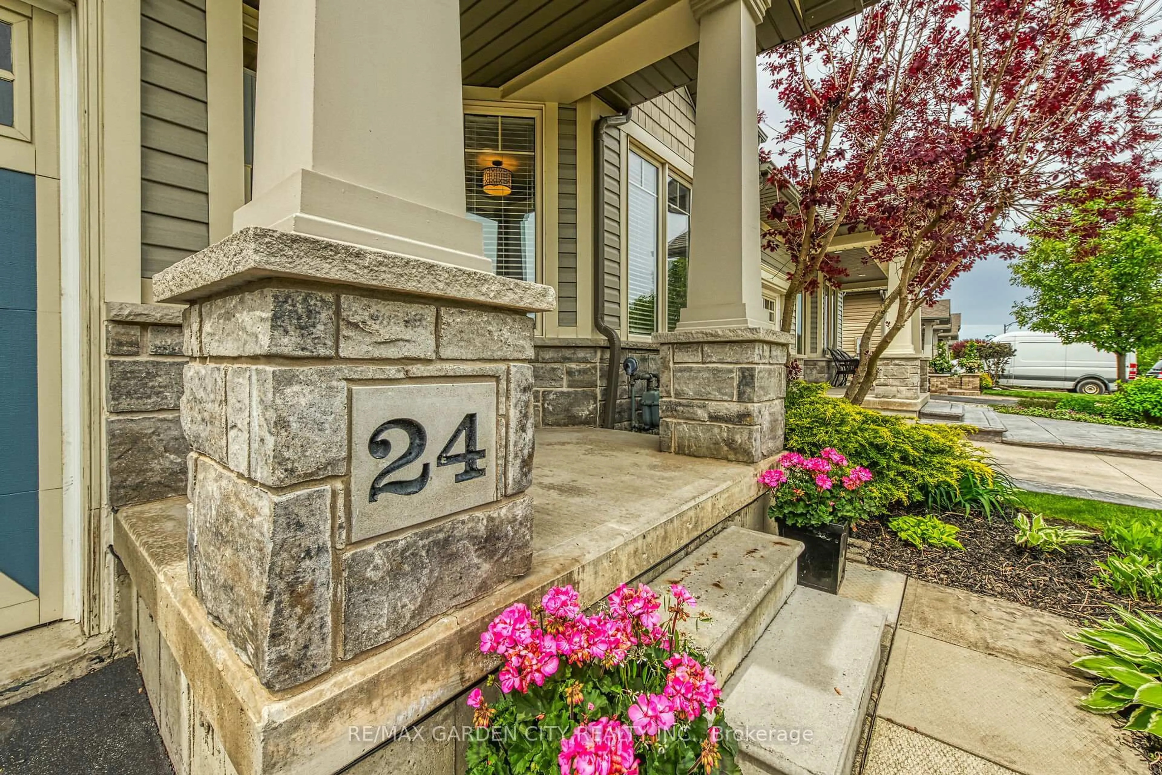 Indoor entryway for 24 MANORWOOD Dr, West Lincoln Ontario L0R 2A0