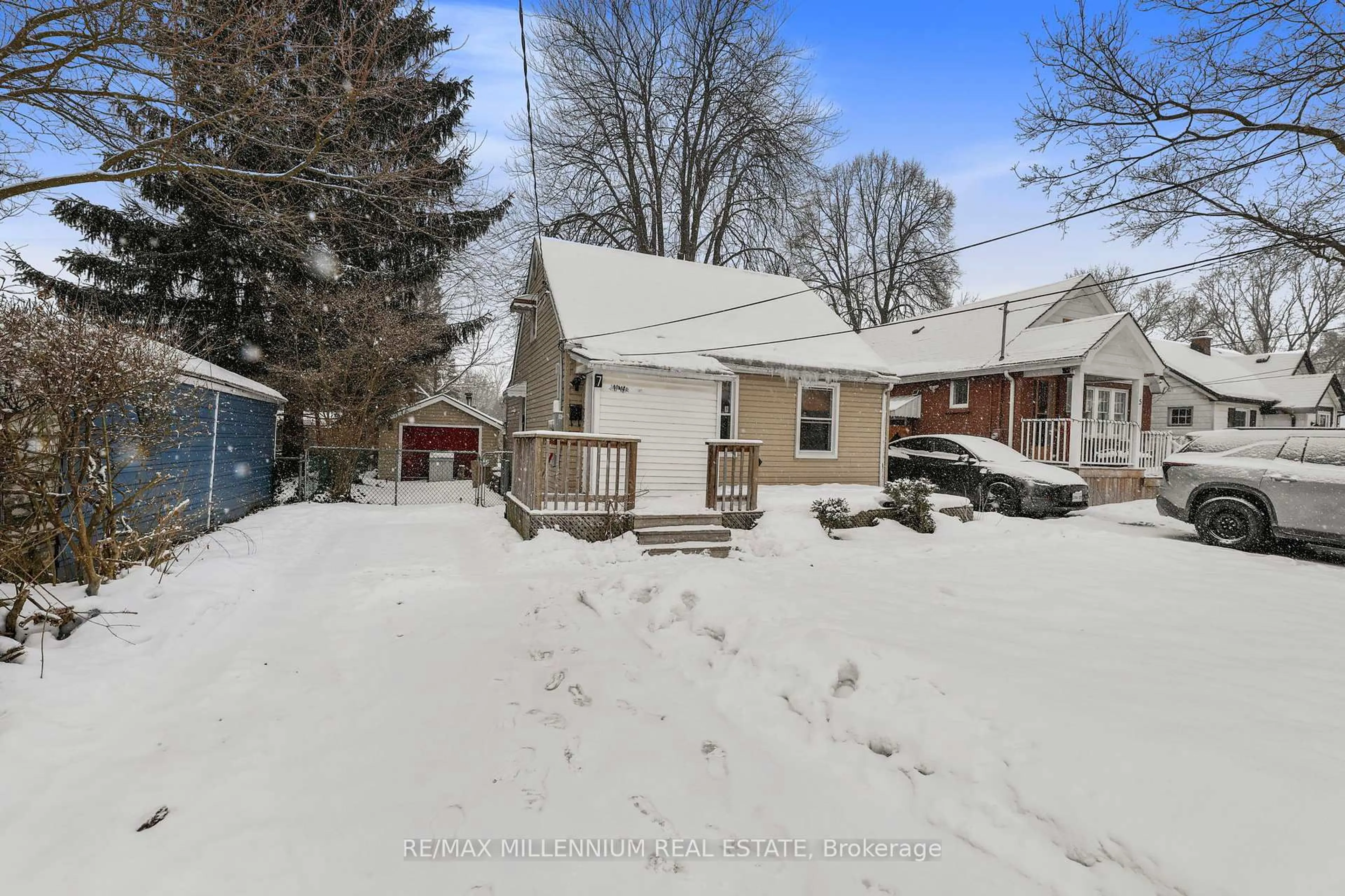 A pic from outside/outdoor area/front of a property/back of a property/a pic from drone, street for 7 Beverly St, London South Ontario N6C 4R9