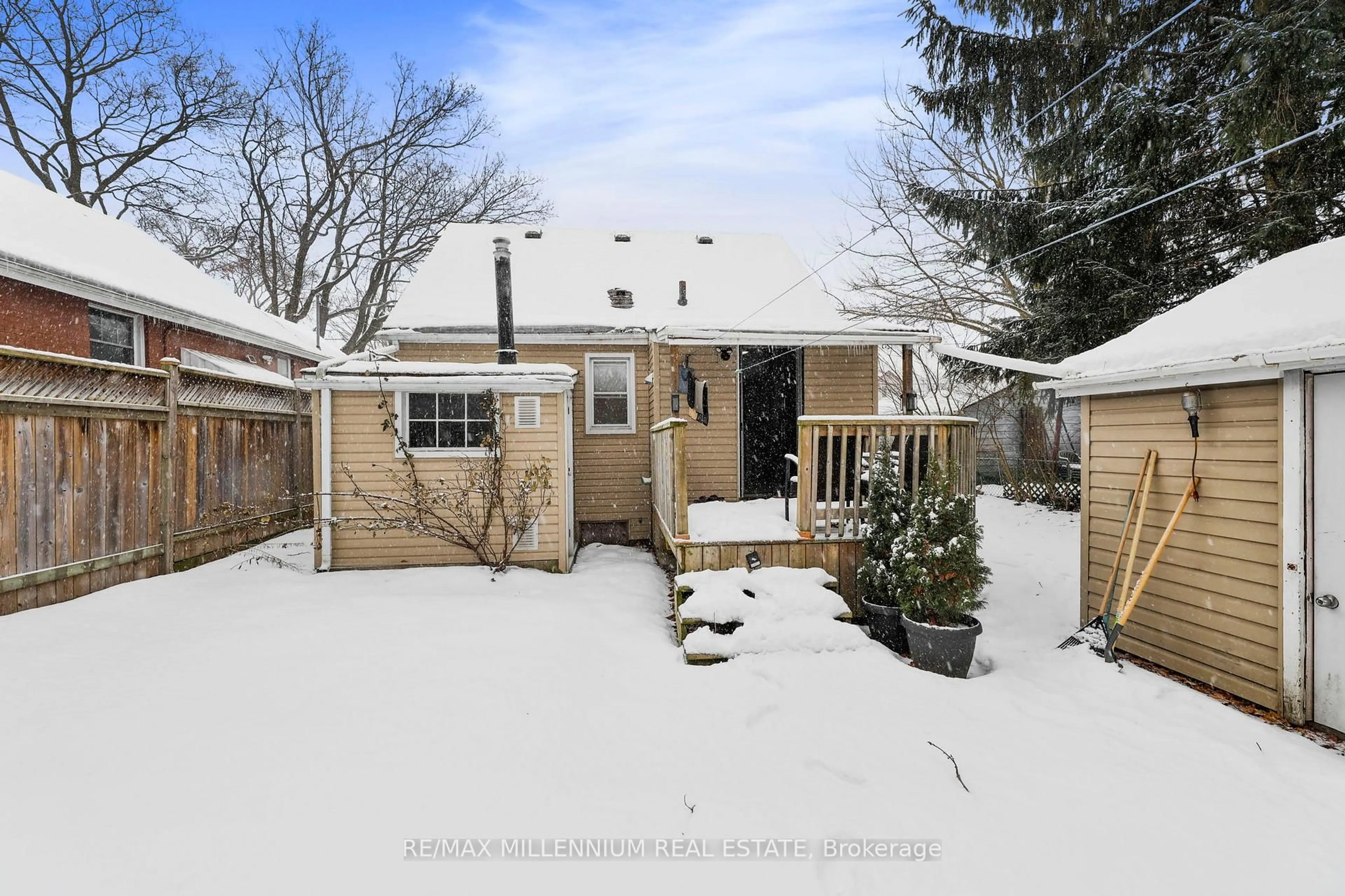 A pic from outside/outdoor area/front of a property/back of a property/a pic from drone, street for 7 Beverly St, London South Ontario N6C 4R9