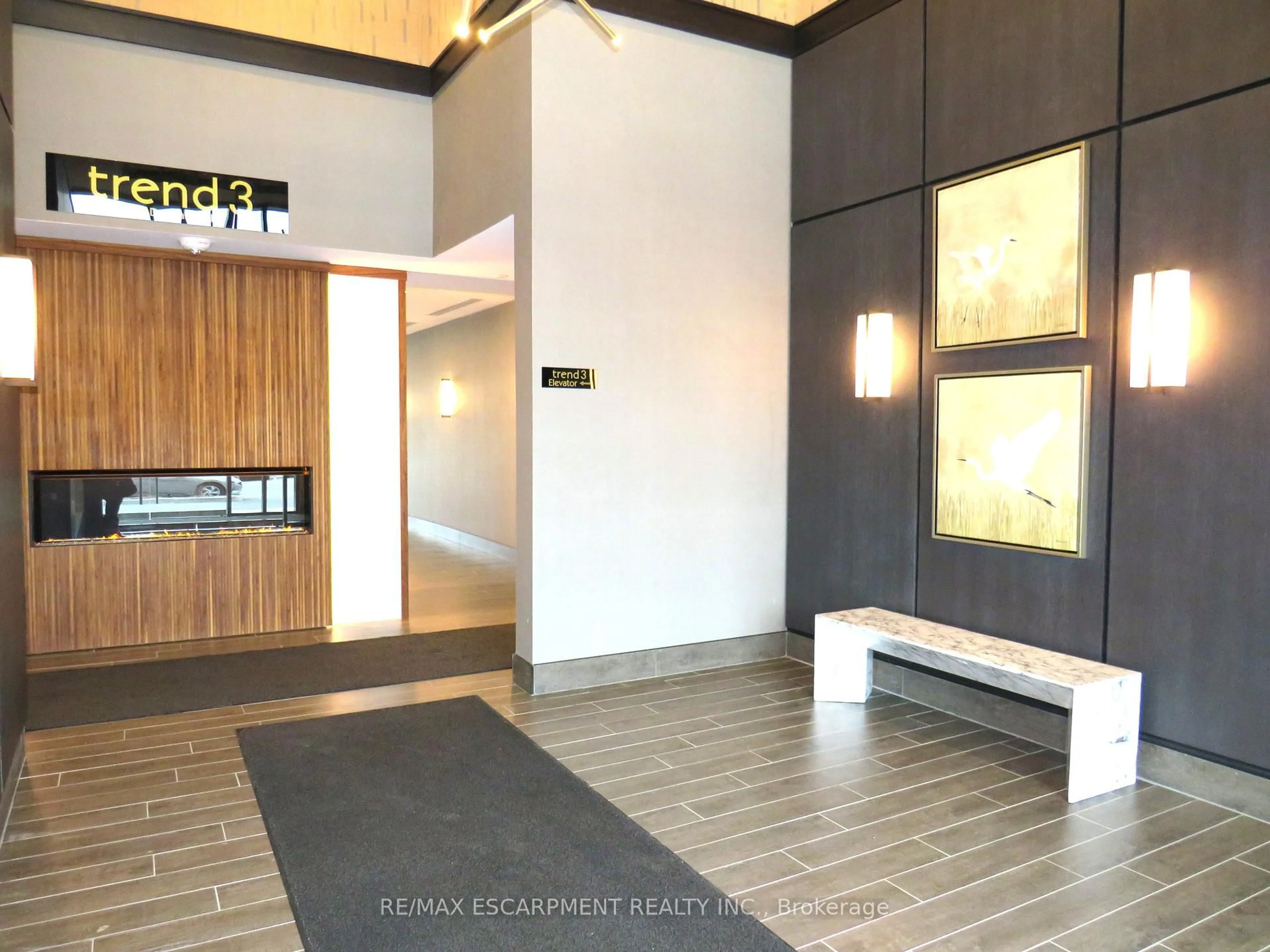 Indoor foyer for 470 Dundas St #305, Hamilton Ontario L8B 2A6