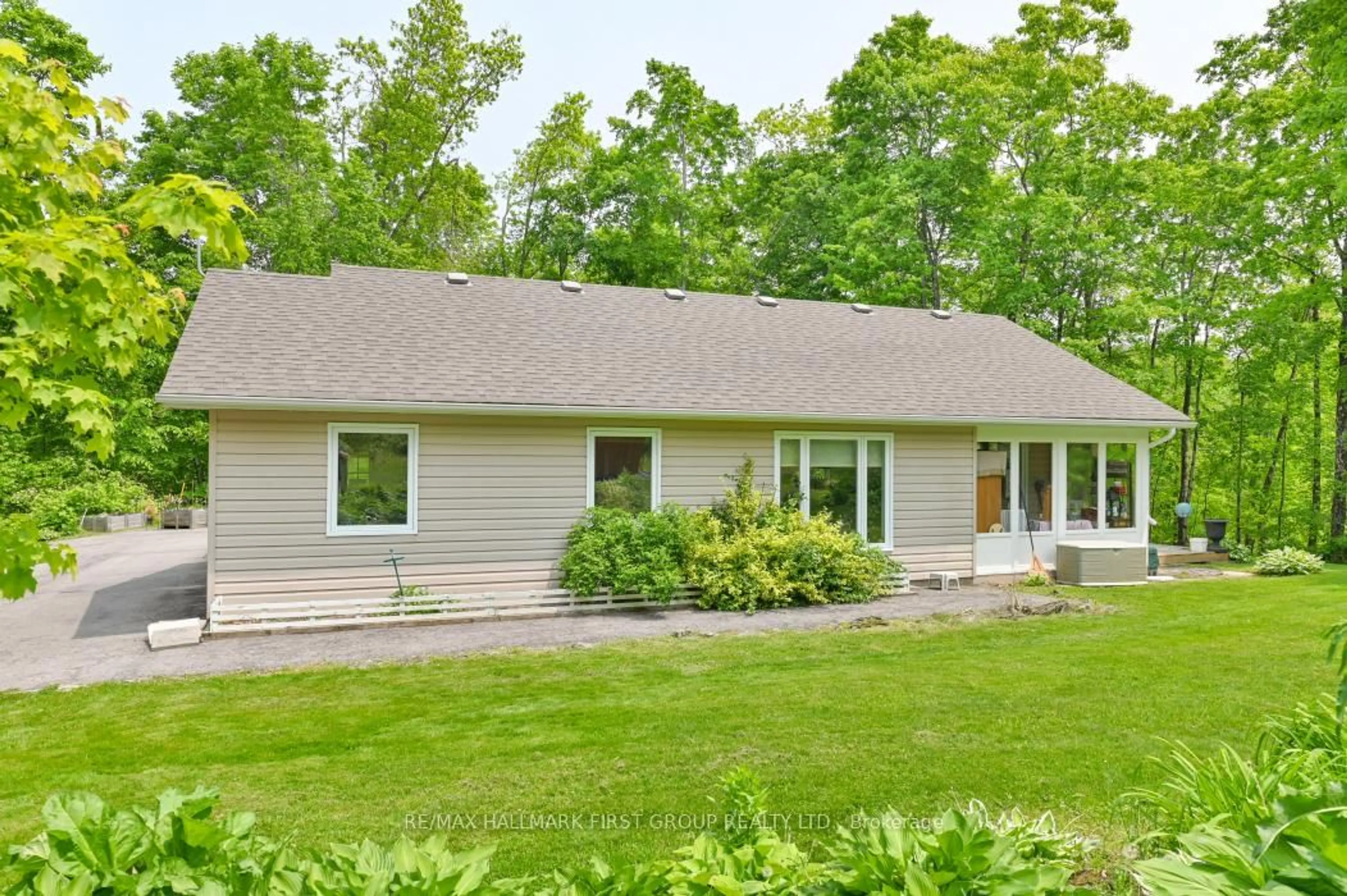 Home with vinyl exterior material, unknown for 1571 Cordova Rd, Limoges Ontario K0K 2M0