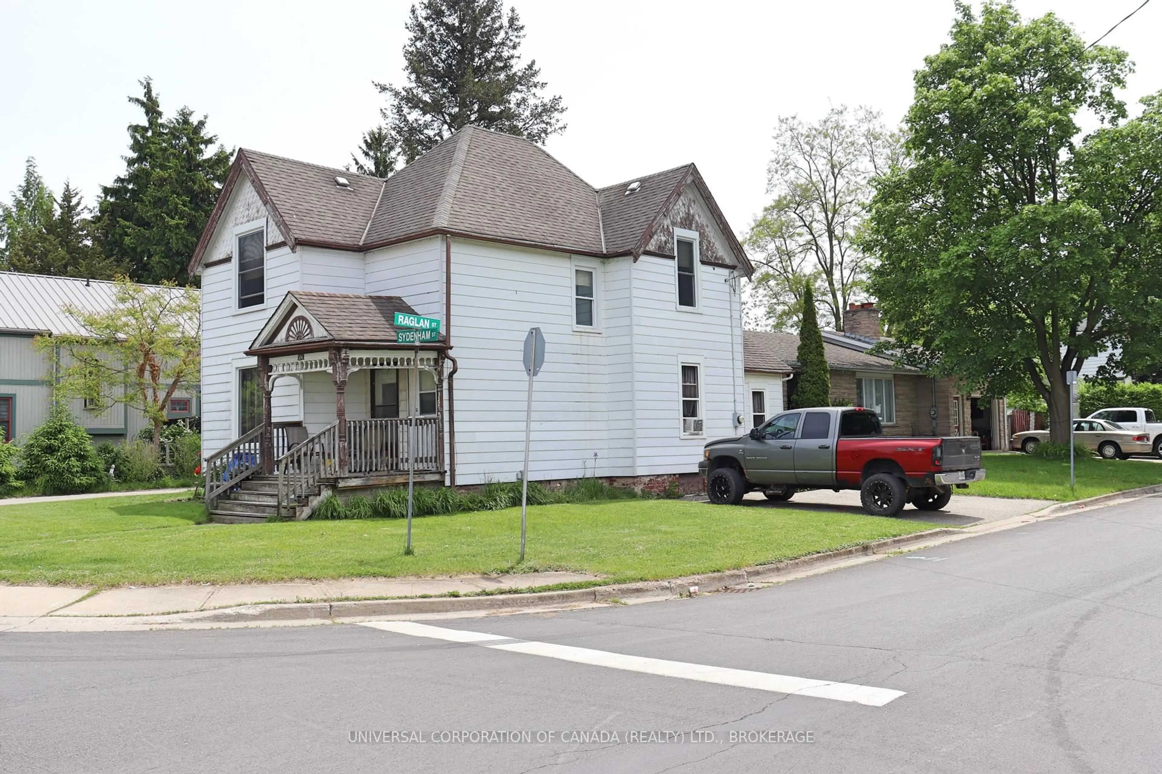 A pic from outside/outdoor area/front of a property/back of a property/a pic from drone, street for 124 Sydenham St, Aylmer Ontario N5H 1M7