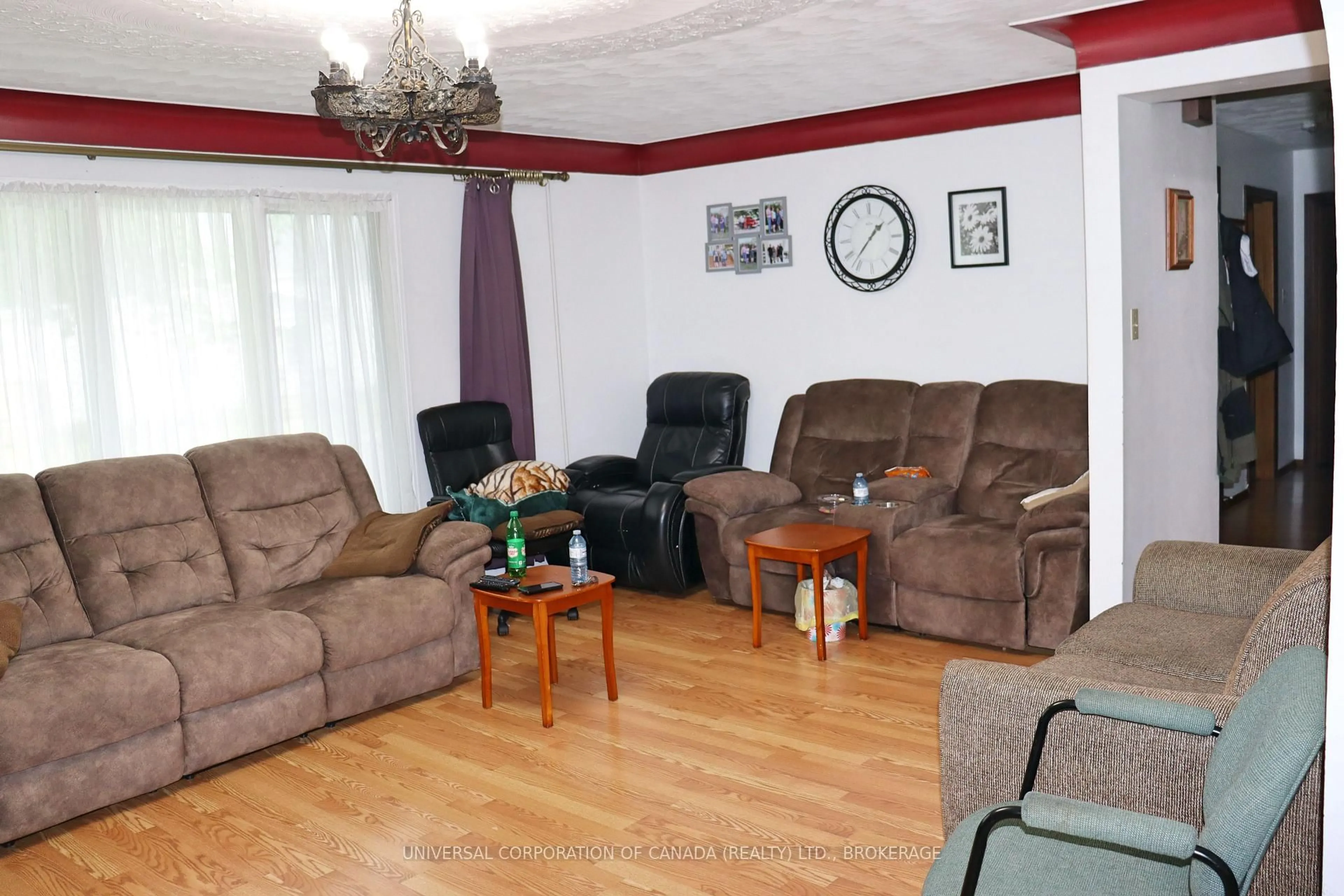 Living room with furniture, wood/laminate floor for 124 Sydenham St, Aylmer Ontario N5H 1M7