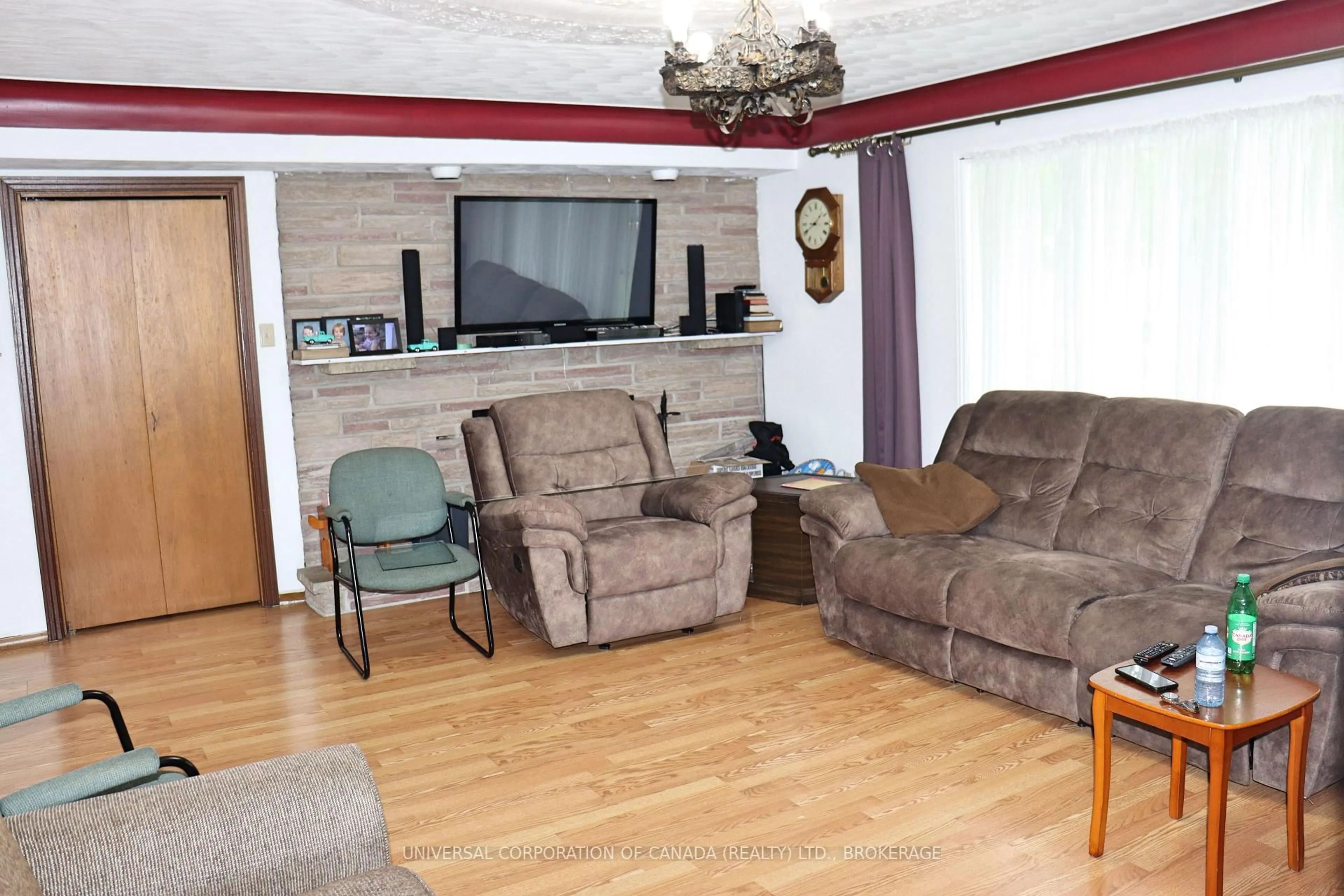 Living room with furniture, wood/laminate floor for 124 Sydenham St, Aylmer Ontario N5H 1M7