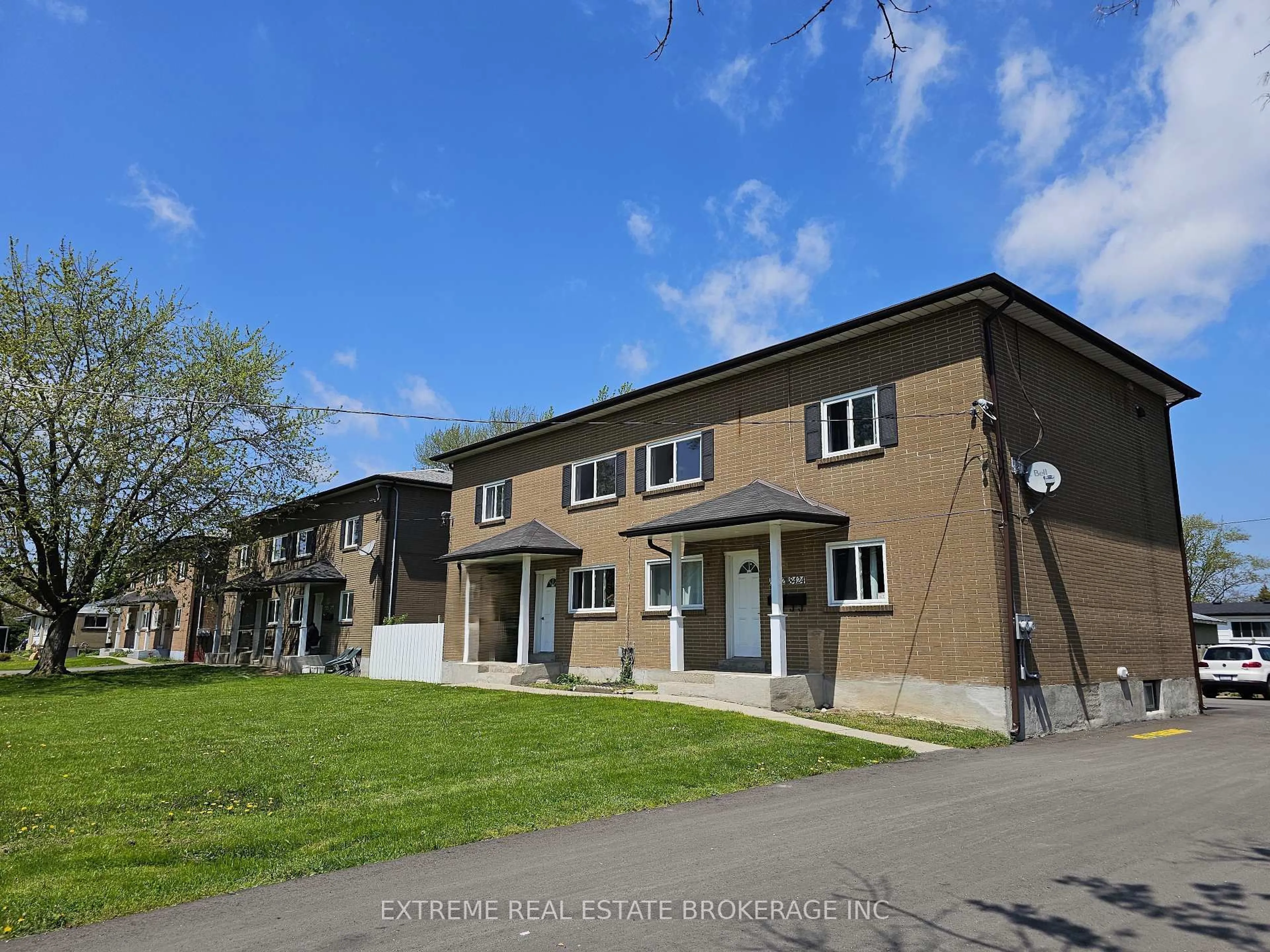 A pic from outside/outdoor area/front of a property/back of a property/a pic from drone, street for 8418 Willoughby Dr, Niagara Falls Ontario L2G 6X5
