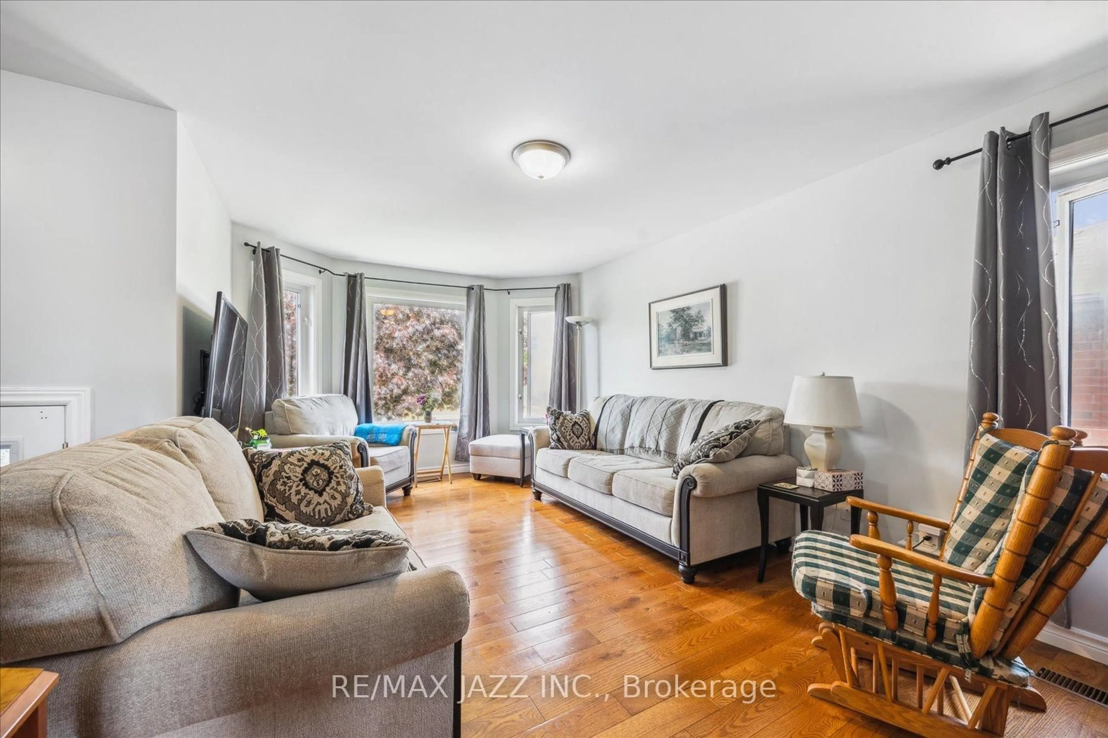 Living room with furniture, unknown for 39 McGibbon Blvd, Kawartha Lakes Ontario K9V 6G4