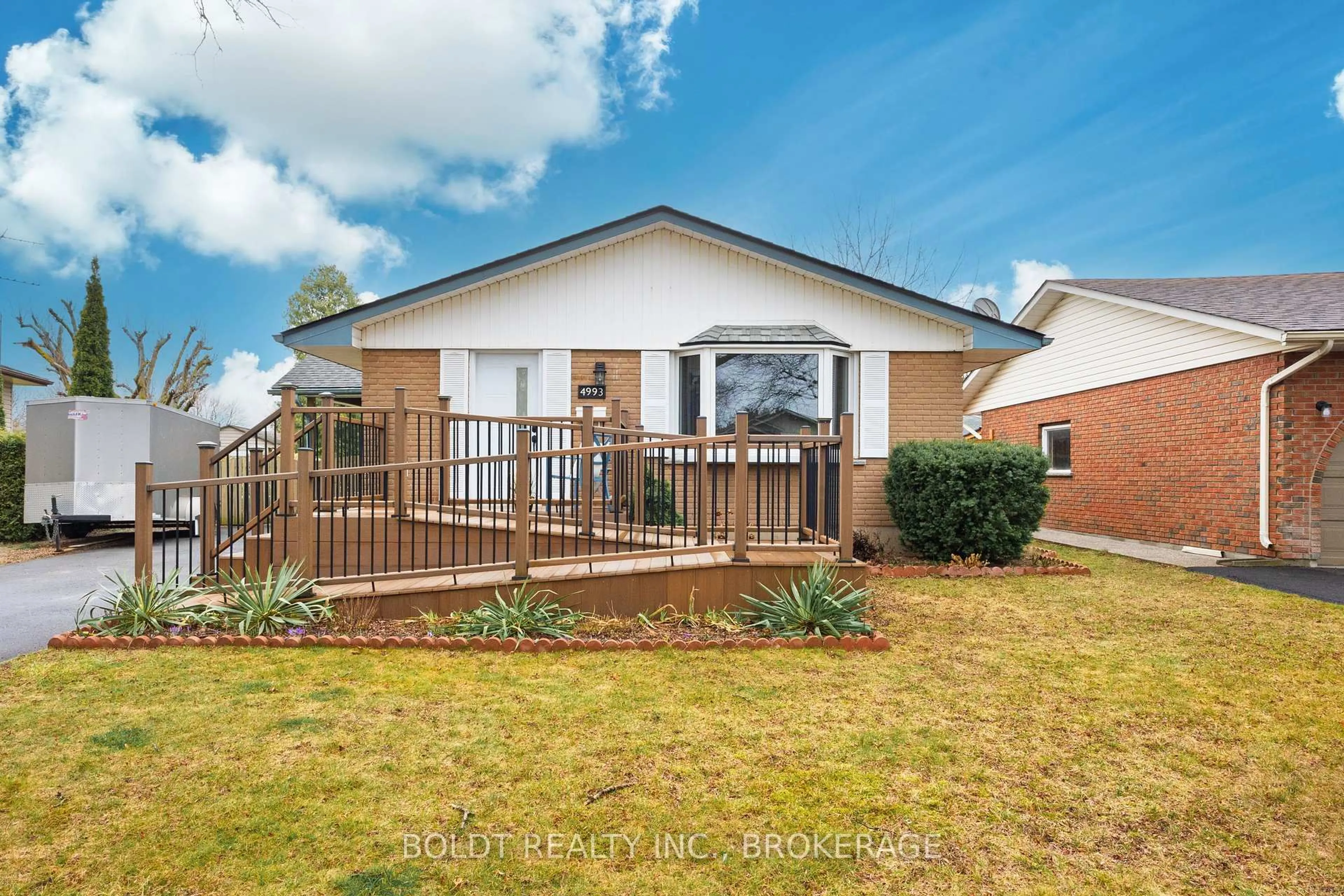 A pic from outside/outdoor area/front of a property/back of a property/a pic from drone, street for 4993 Heather Ave, Niagara Falls Ontario L2E 5J3