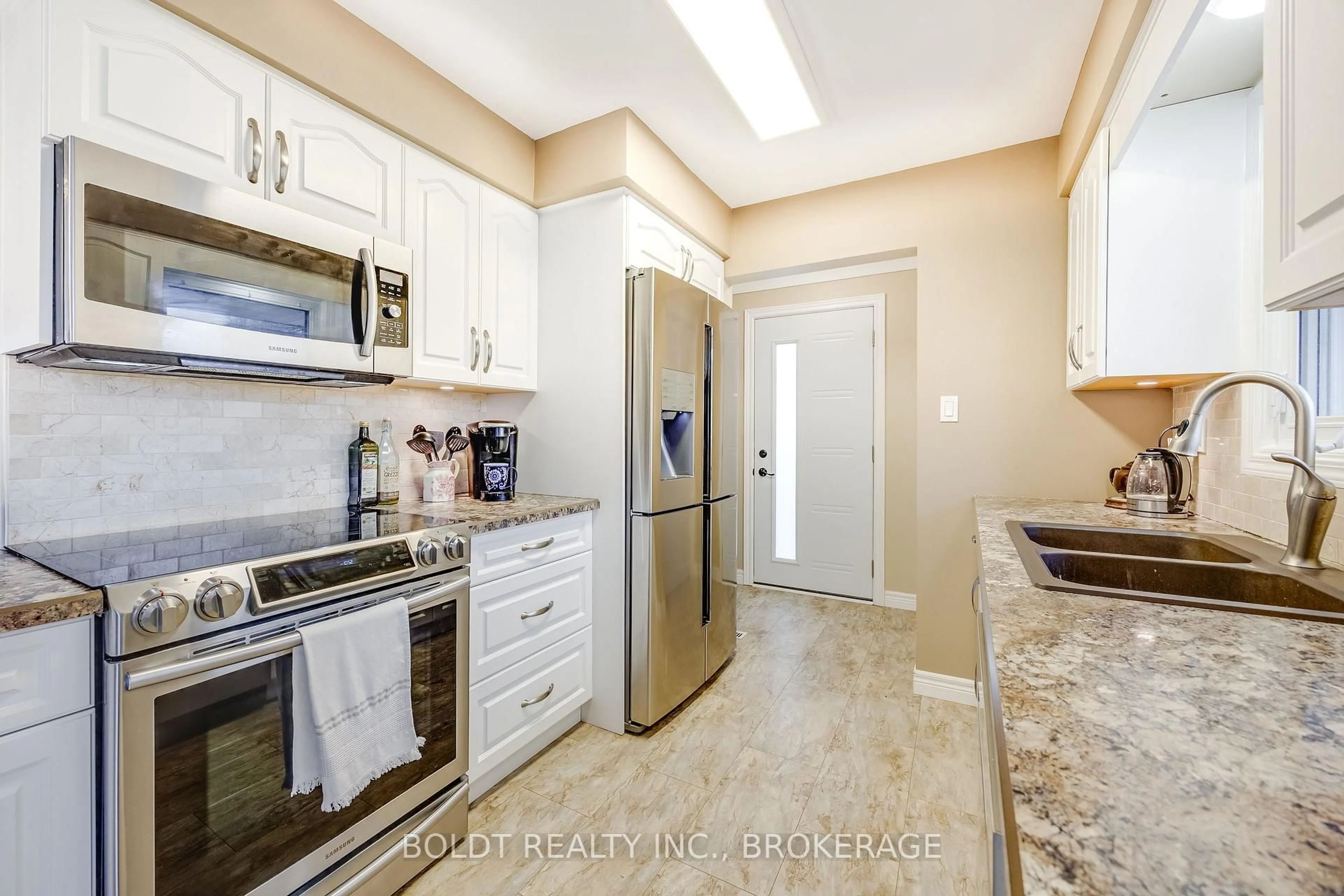 Standard kitchen, ceramic/tile floor for 4993 Heather Ave, Niagara Falls Ontario L2E 5J3