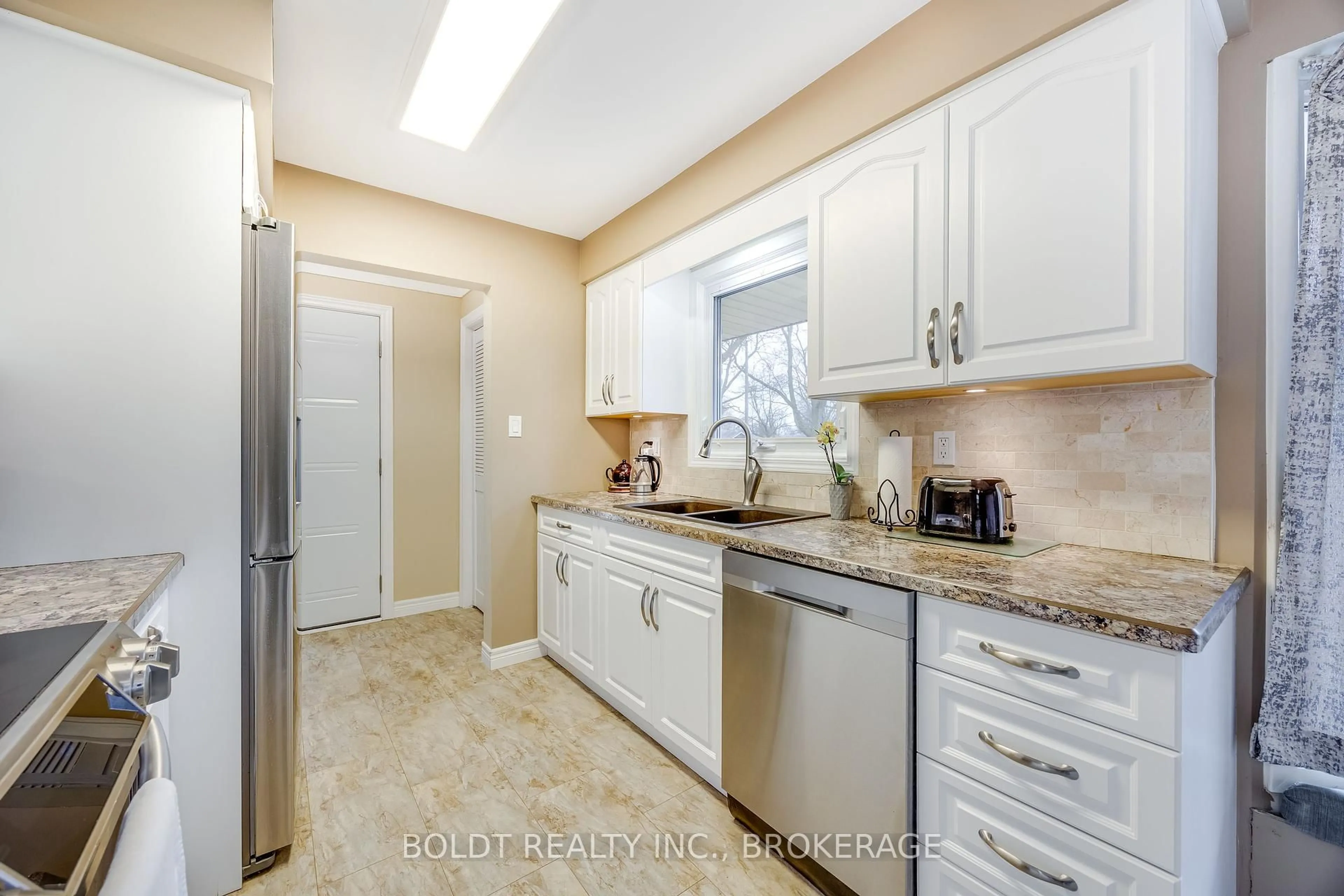 Standard kitchen, ceramic/tile floor for 4993 Heather Ave, Niagara Falls Ontario L2E 5J3