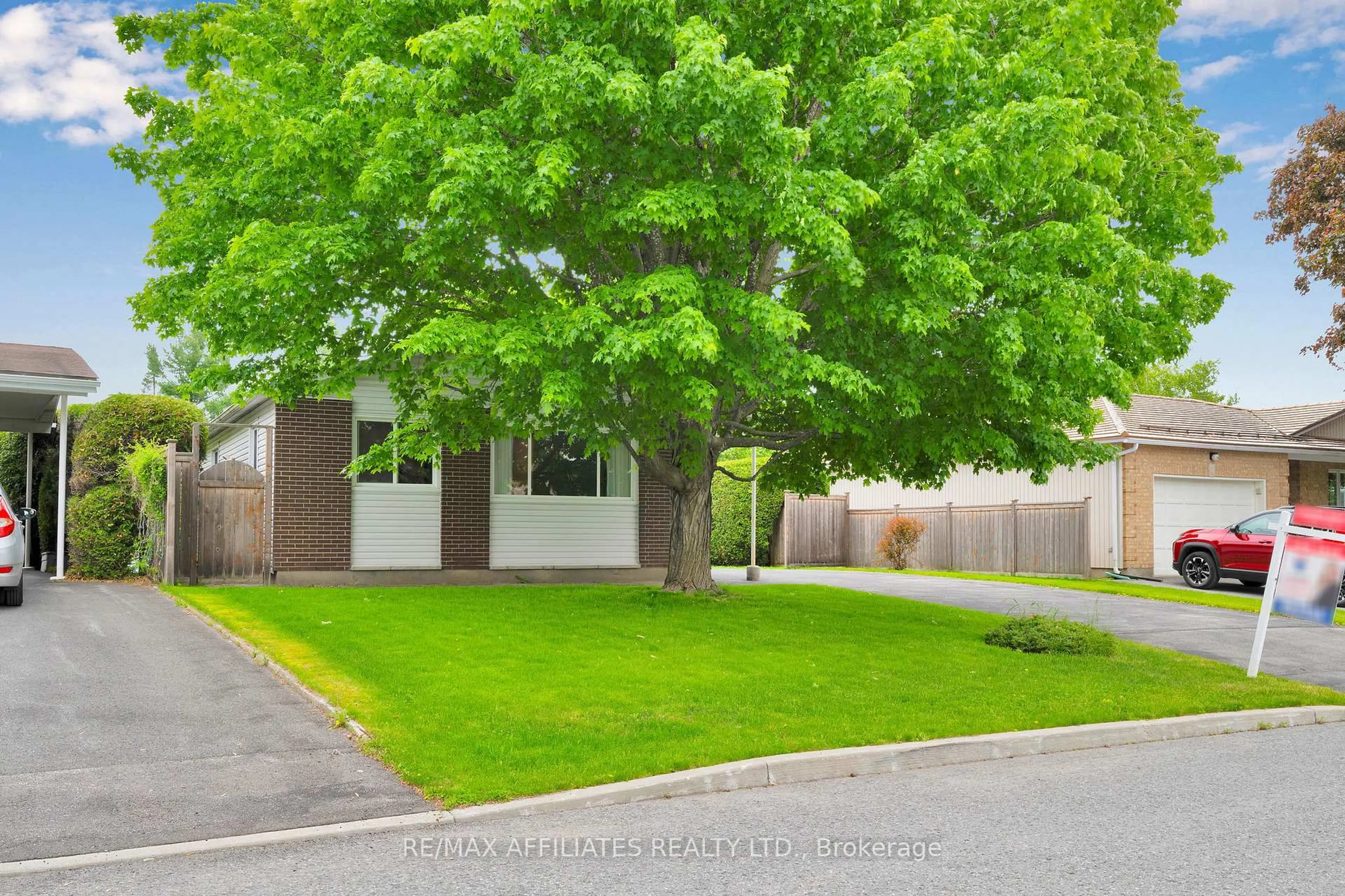 A pic from outside/outdoor area/front of a property/back of a property/a pic from drone, street for 140 Post Rd, Ottawa Ontario K2L 1L2