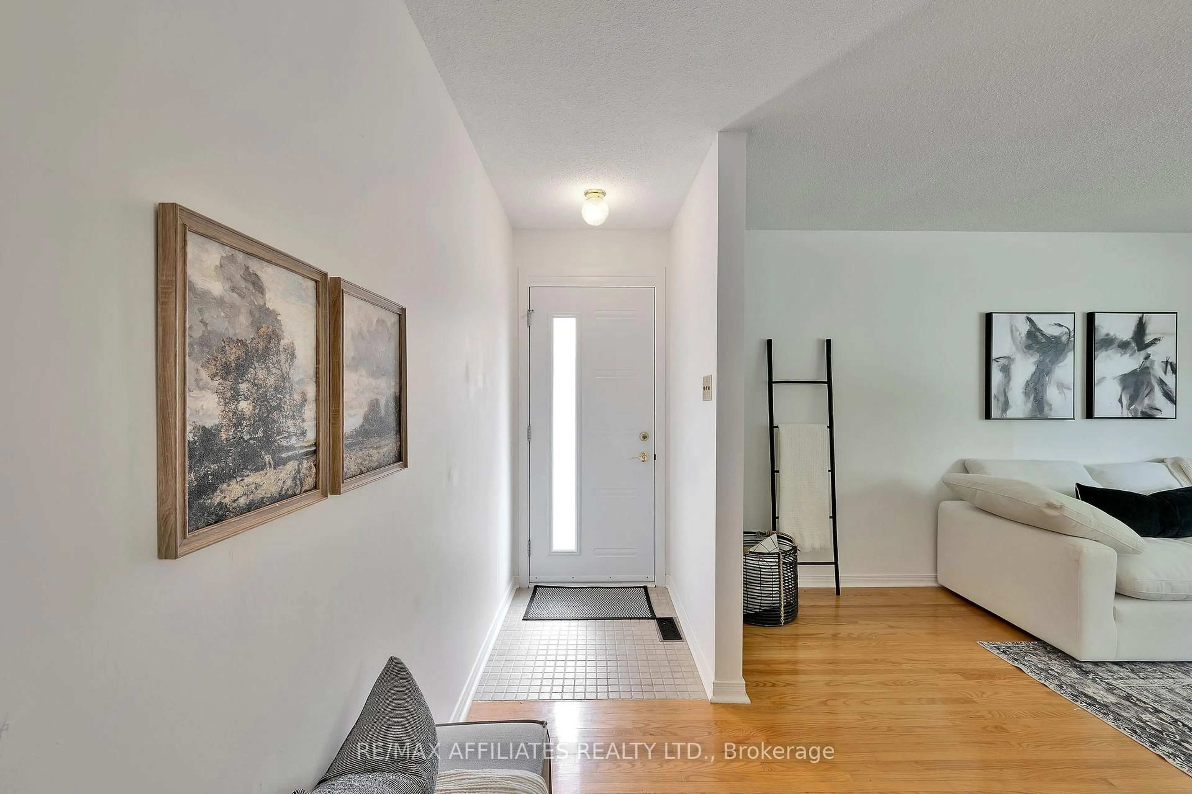 Indoor entryway for 140 Post Rd, Ottawa Ontario K2L 1L2