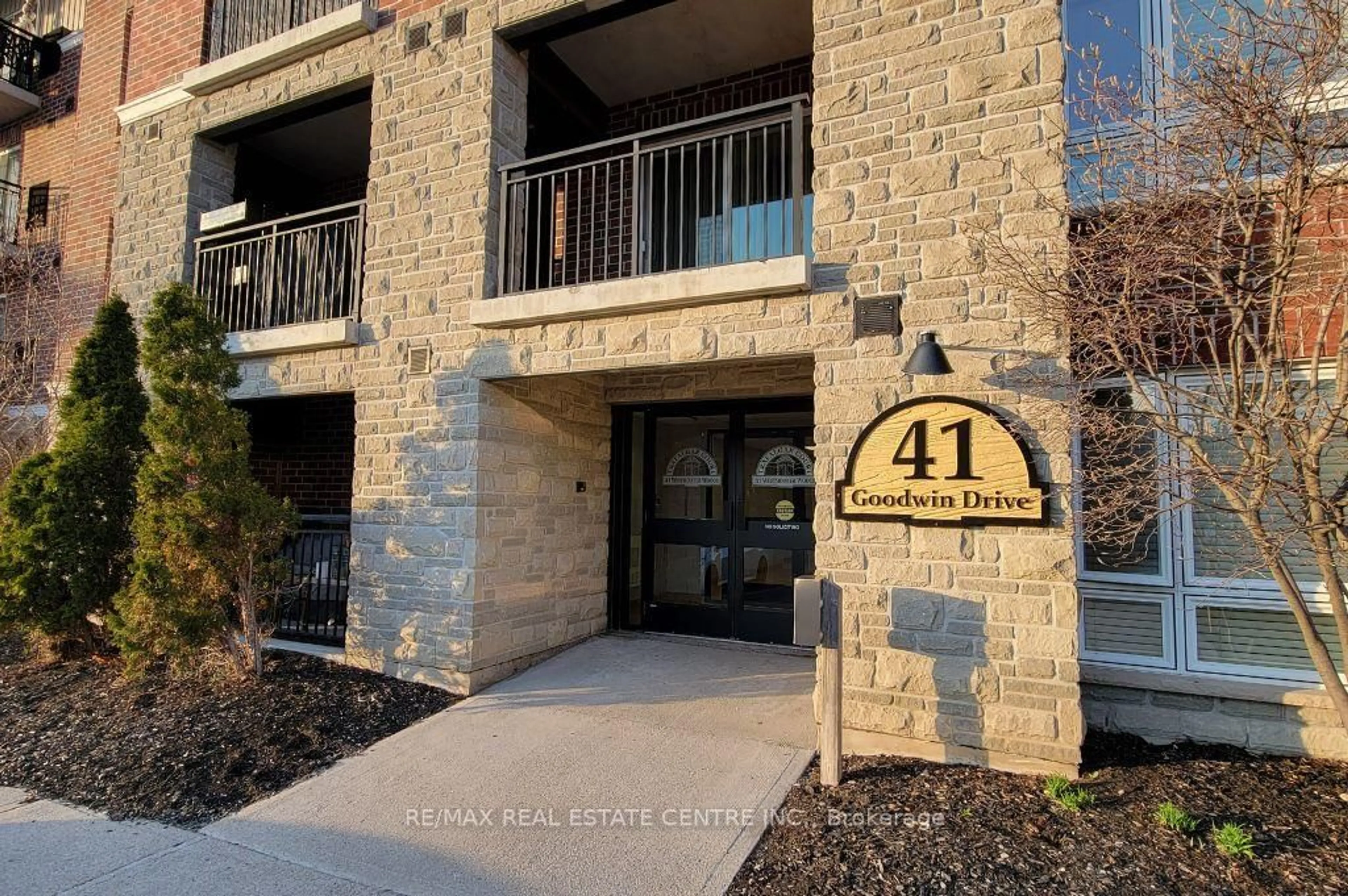 Indoor foyer for 41 Goodwin Dr #202, Guelph Ontario N1L 0E7