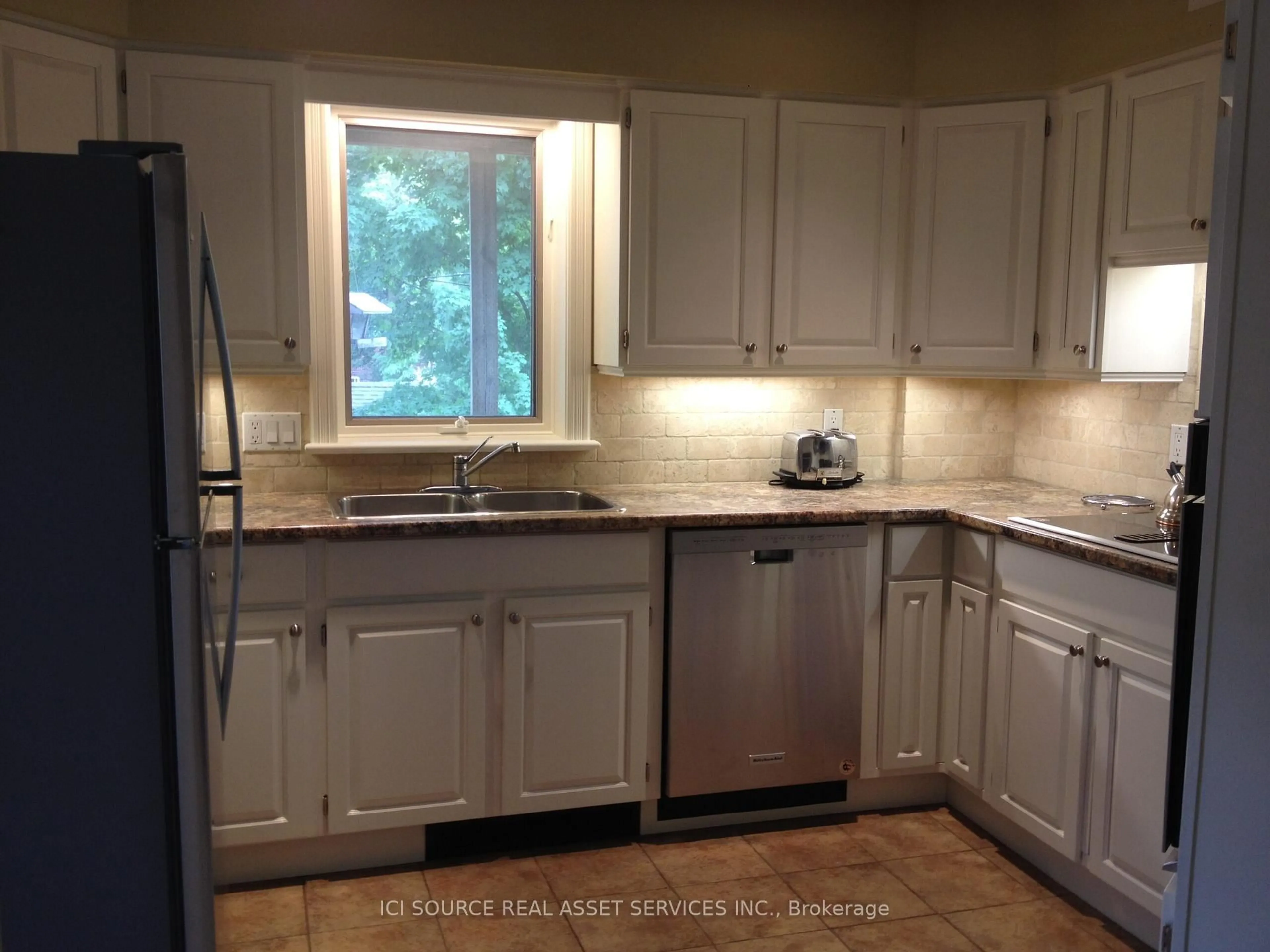 Standard kitchen, ceramic/tile floor for 25 Beaconsfield Ave, London South Ontario N6C 1B6