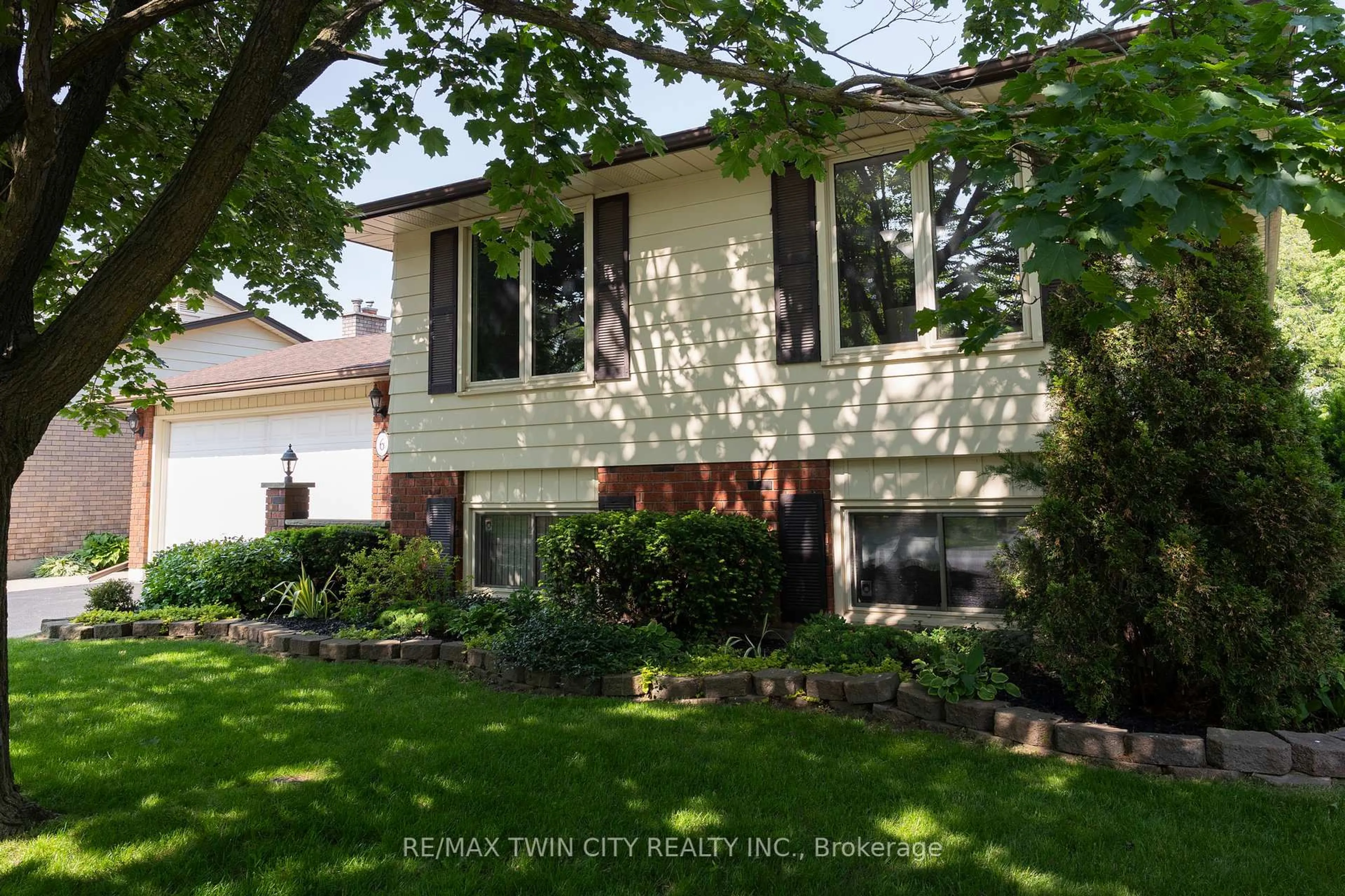 Home with vinyl exterior material, street for 6 PIONEER Pl, Brantford Ontario N3R 7G7