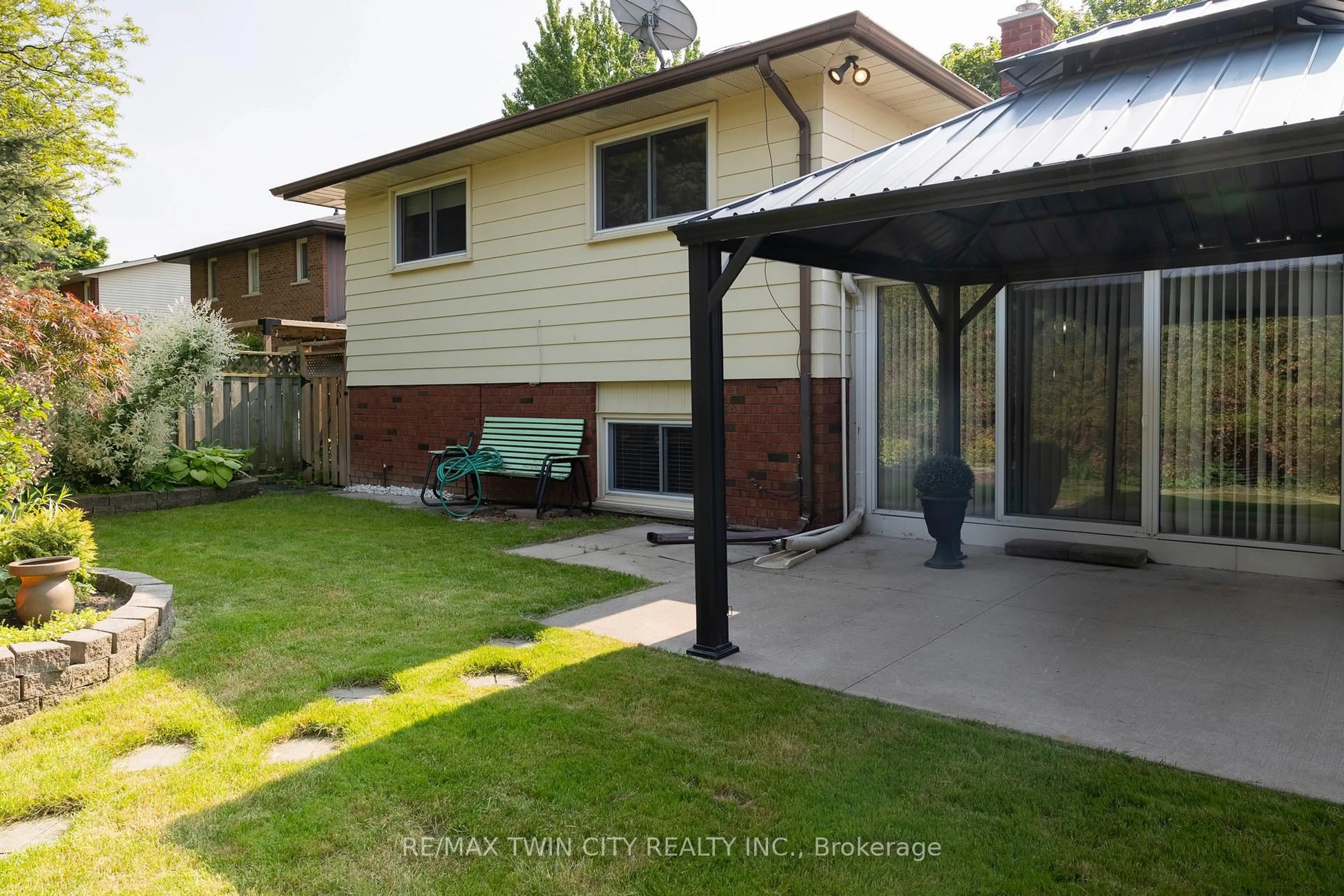 Patio, street for 6 PIONEER Pl, Brantford Ontario N3R 7G7