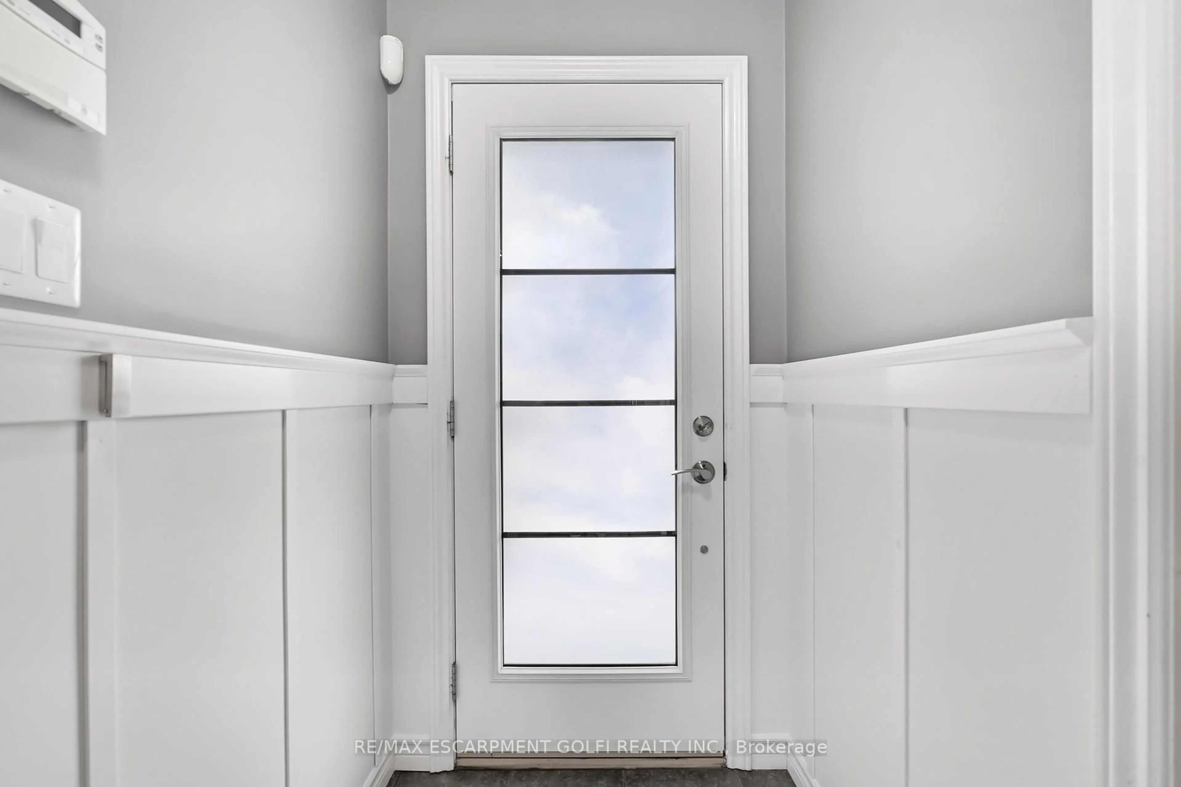 Indoor entryway for 132 Lampman Dr, Grimsby Ontario L8W 4A2
