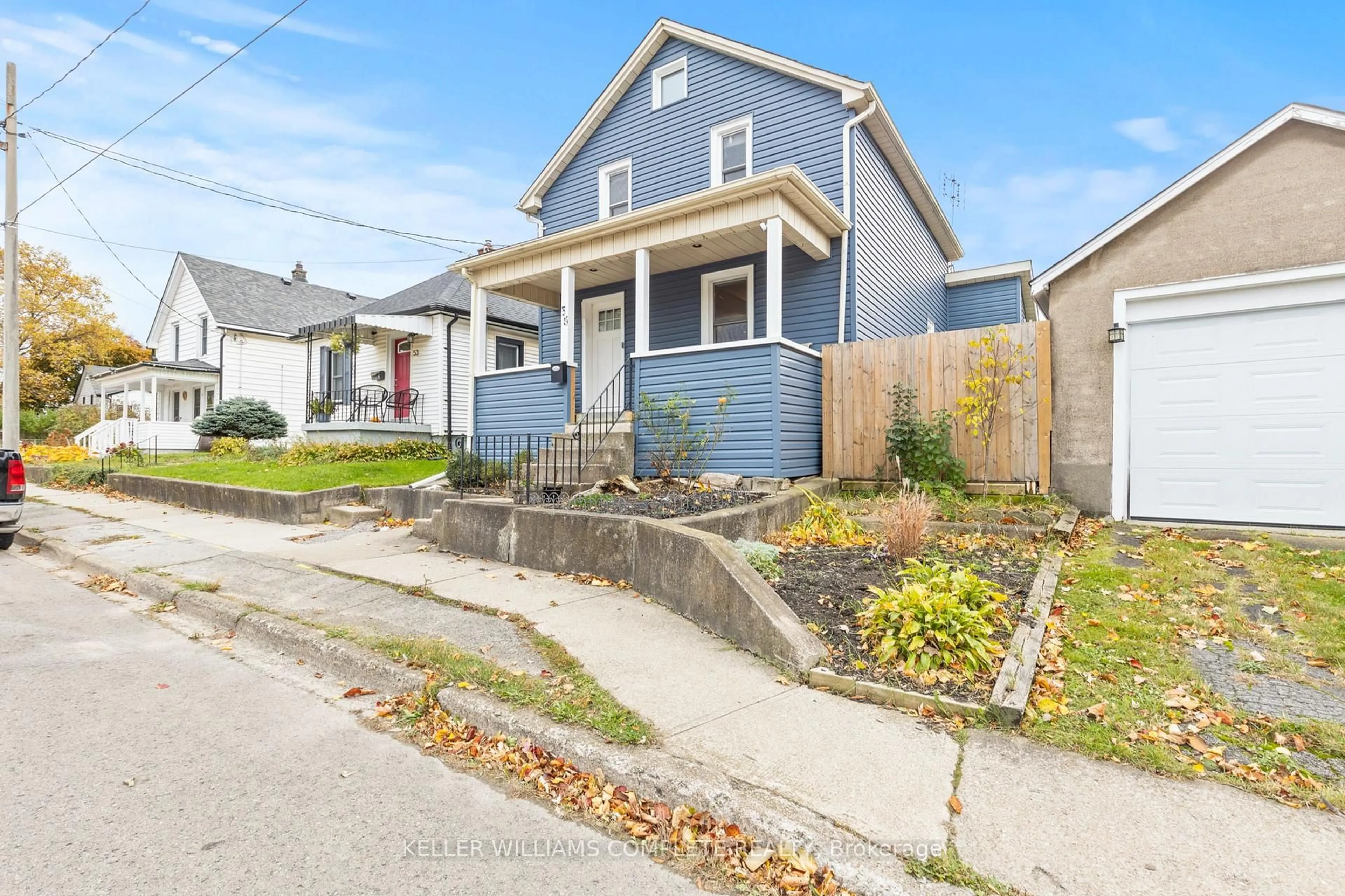 Home with vinyl exterior material, street for 55 Albert St, Thorold Ontario L2V 2G6