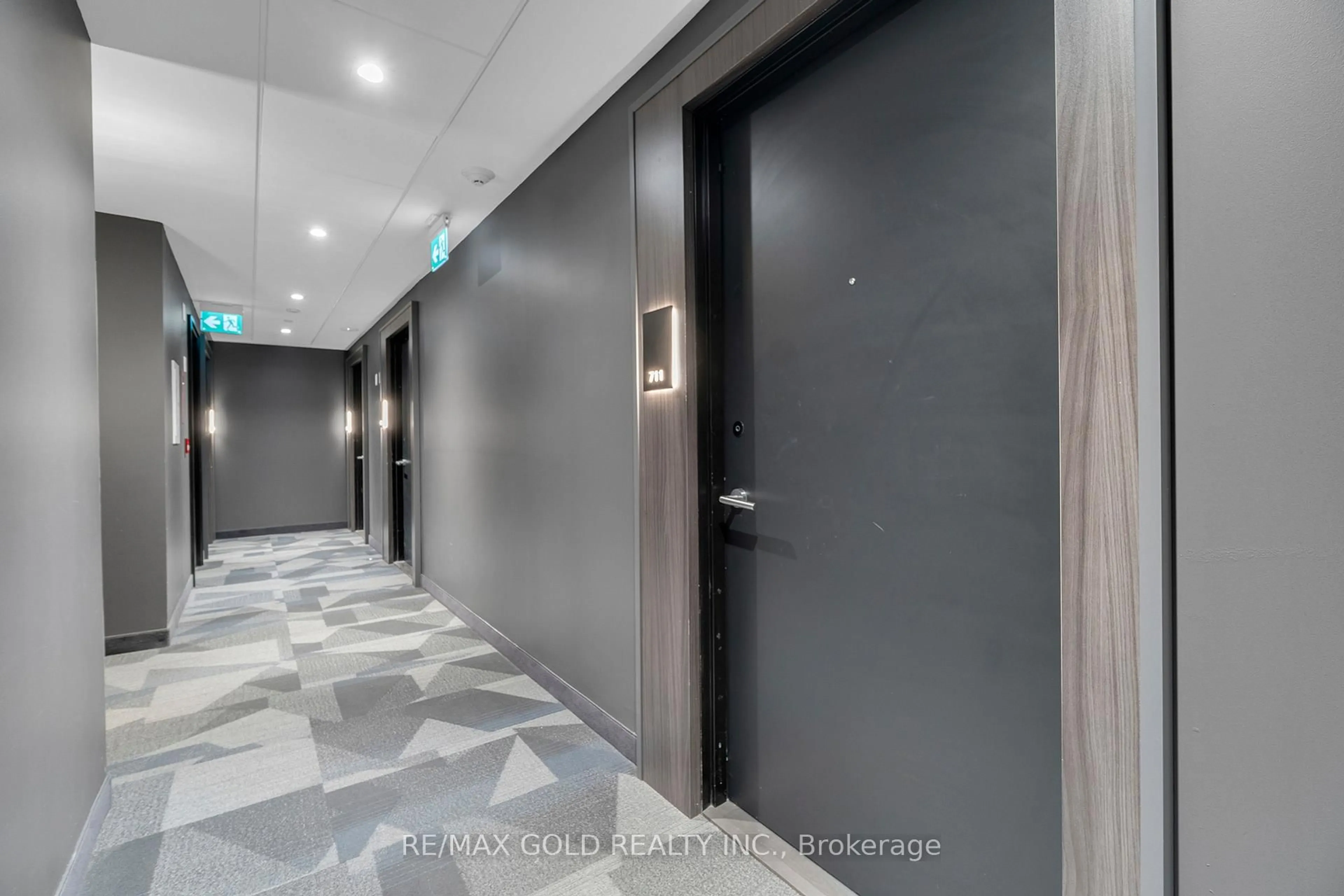 Indoor foyer for 15 Wellington St #711, Kitchener Ontario N2G 0E4
