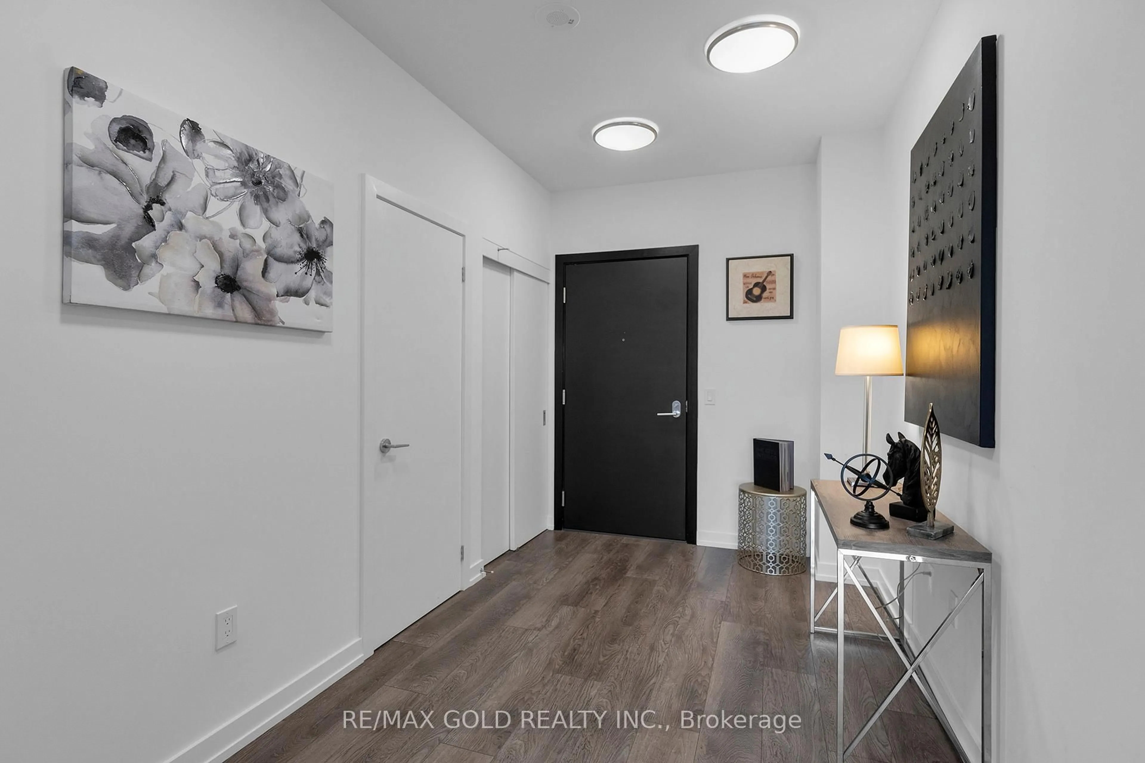 Indoor entryway for 15 Wellington St #711, Kitchener Ontario N2G 0E4