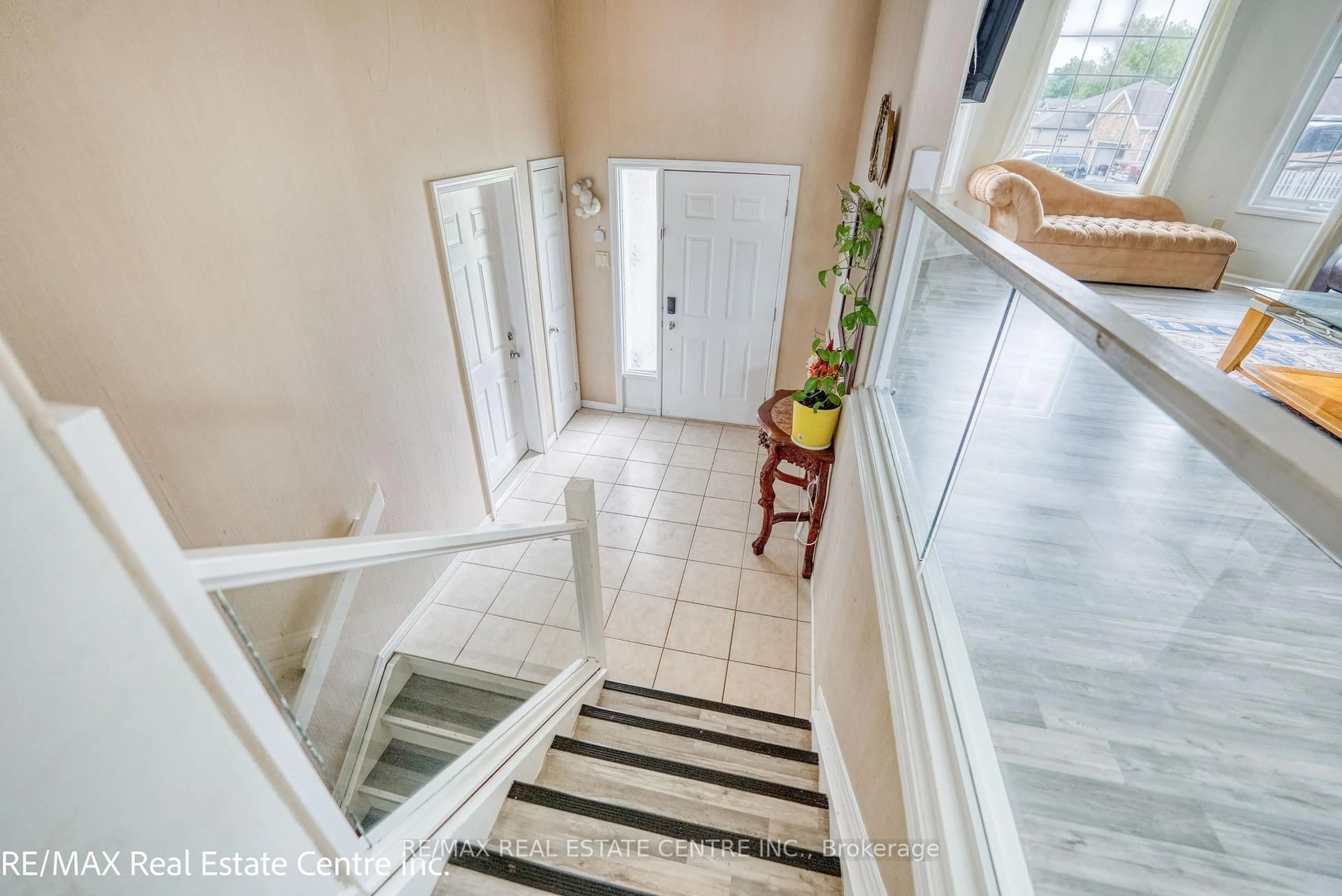 Indoor entryway for 1616 Birchwood Cres, Lakeshore Ontario N0R 1A0