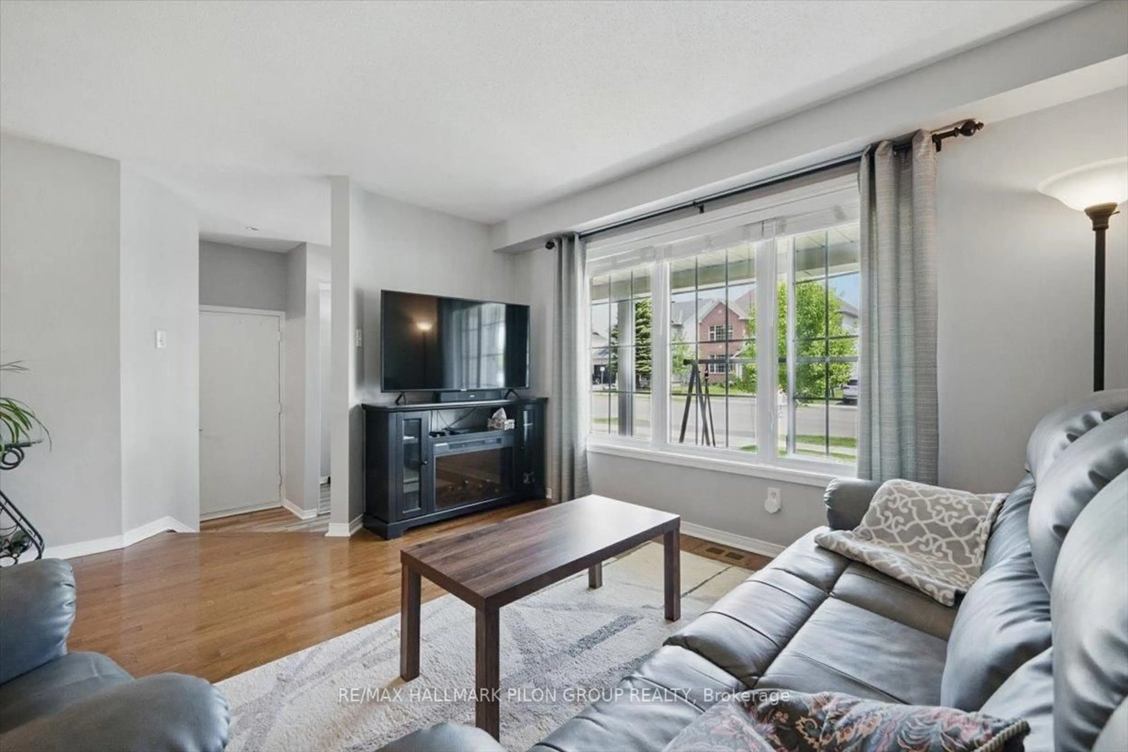 Living room with furniture, unknown for 2112 Esprit Dr, Ottawa Ontario K4A 4G3