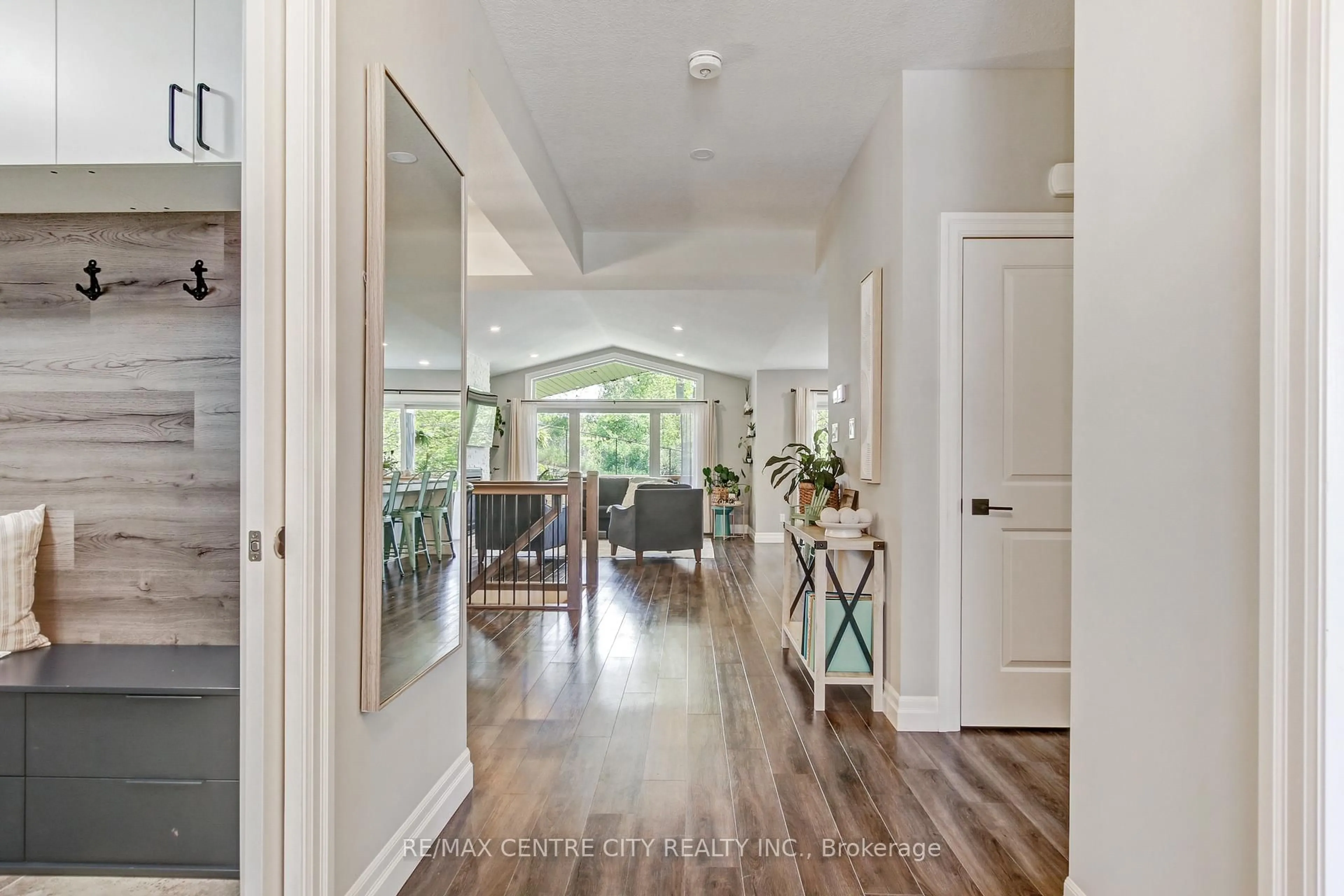 Indoor entryway for 12 LINCOLN'S COVE, Central Elgin Ontario N5L 0A8
