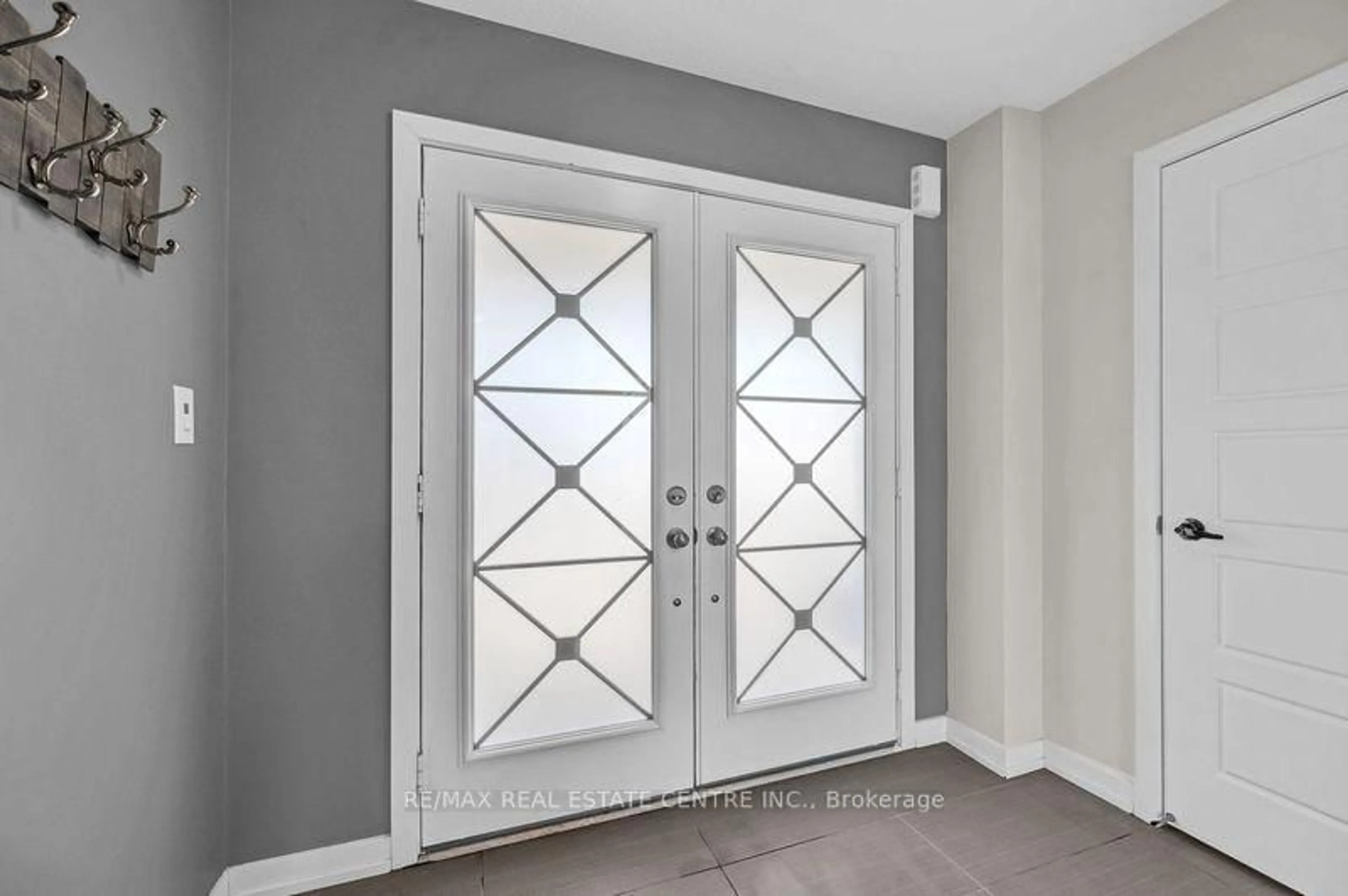 Indoor entryway for 18 Scarletwood St, Hamilton Ontario L8J 0K8