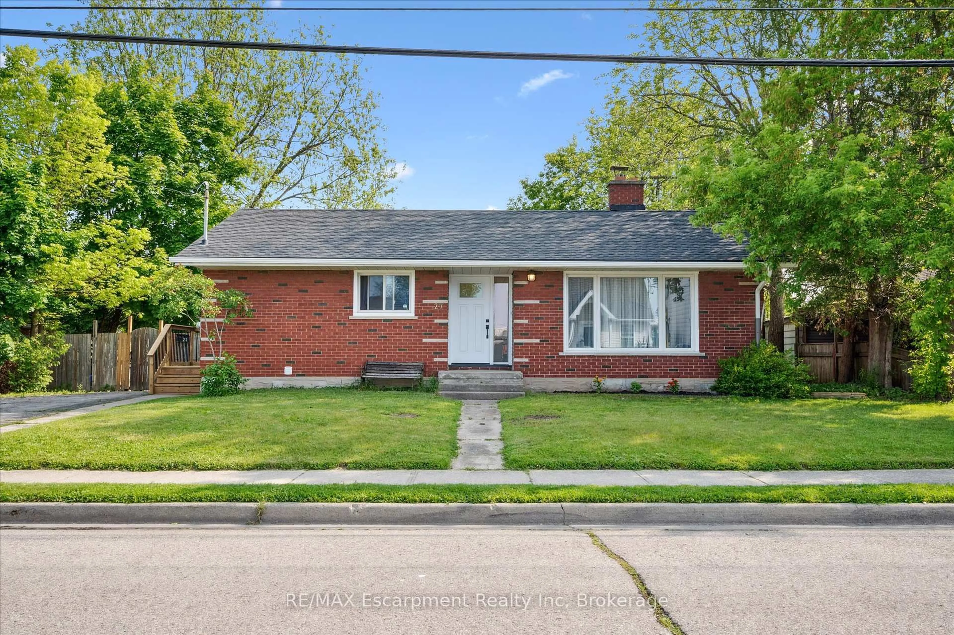 Home with brick exterior material, street for 27 Norfolk Ave, Cambridge Ontario N1R 3T5