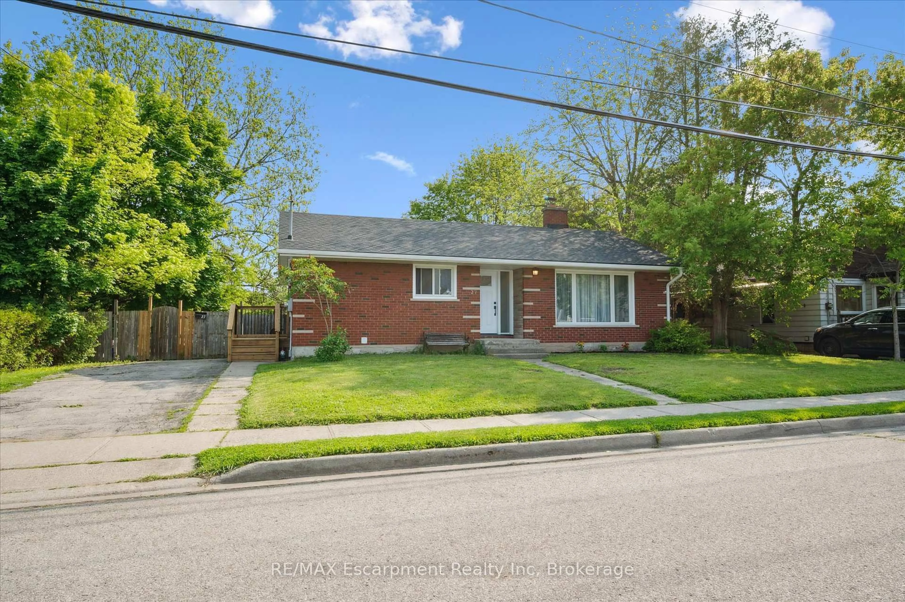 Home with brick exterior material, street for 27 Norfolk Ave, Cambridge Ontario N1R 3T5