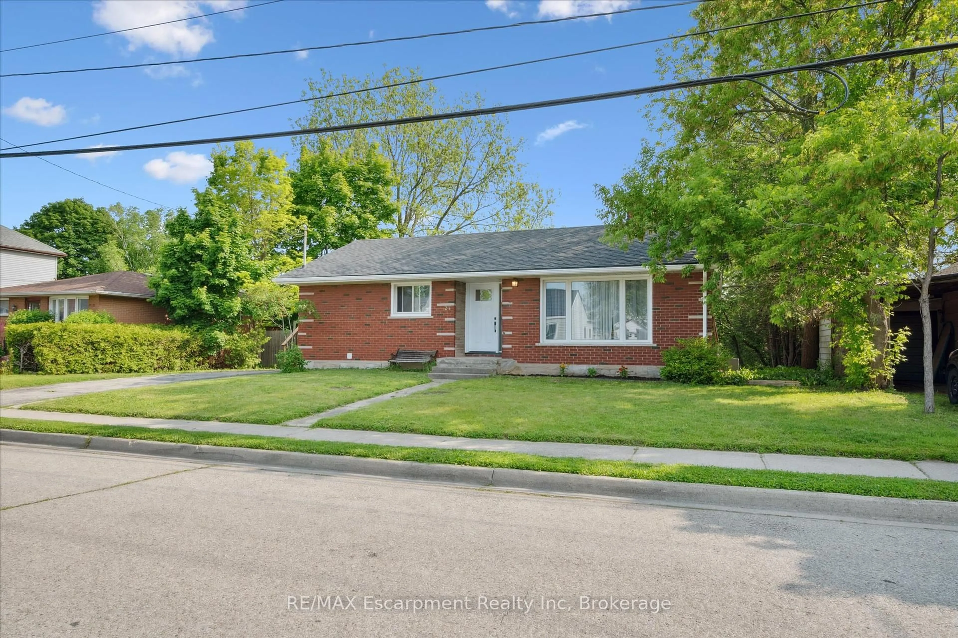 Home with brick exterior material, street for 27 Norfolk Ave, Cambridge Ontario N1R 3T5