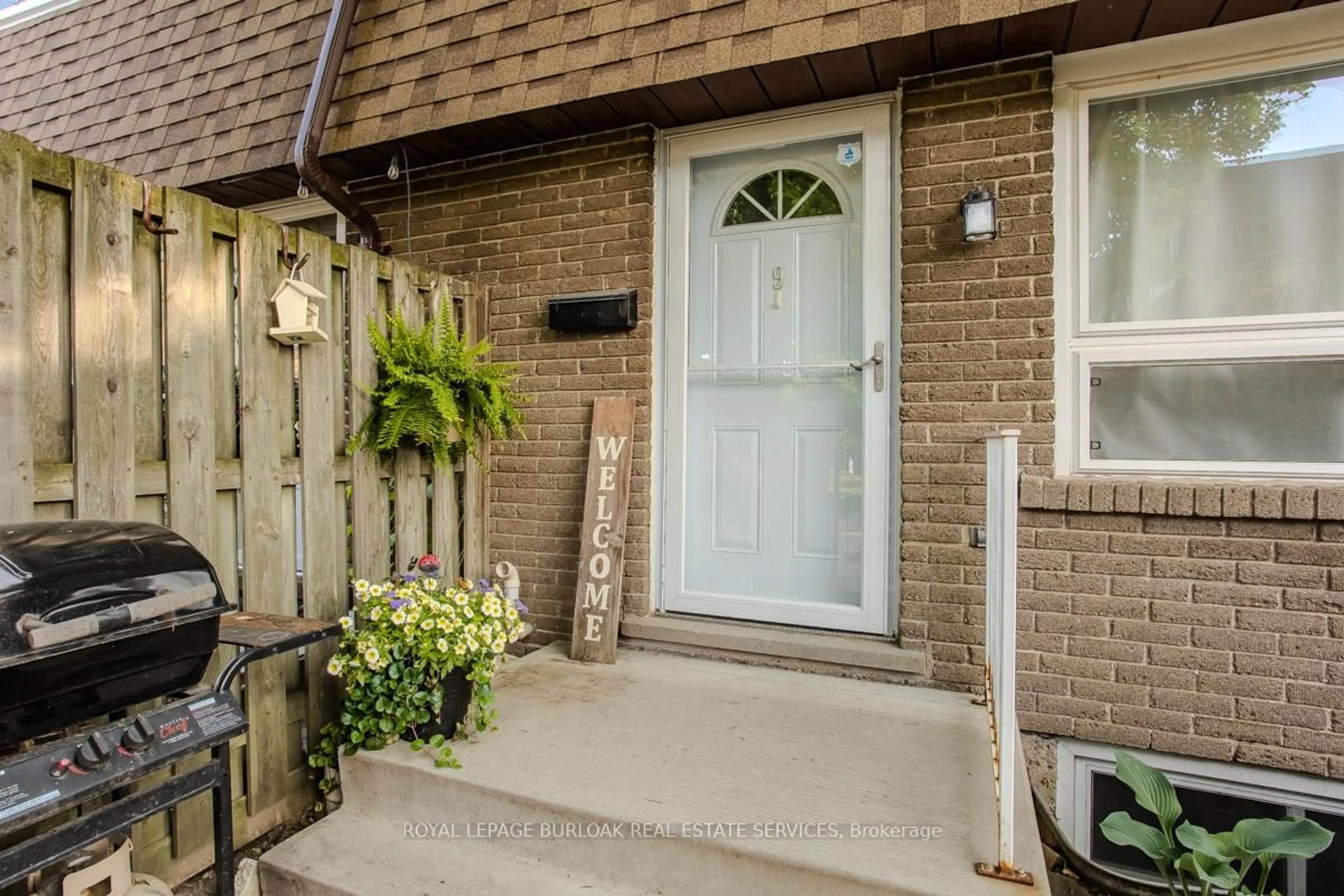 Indoor entryway for 165 Limeridge Rd #9, Hamilton Ontario L9C 2V4