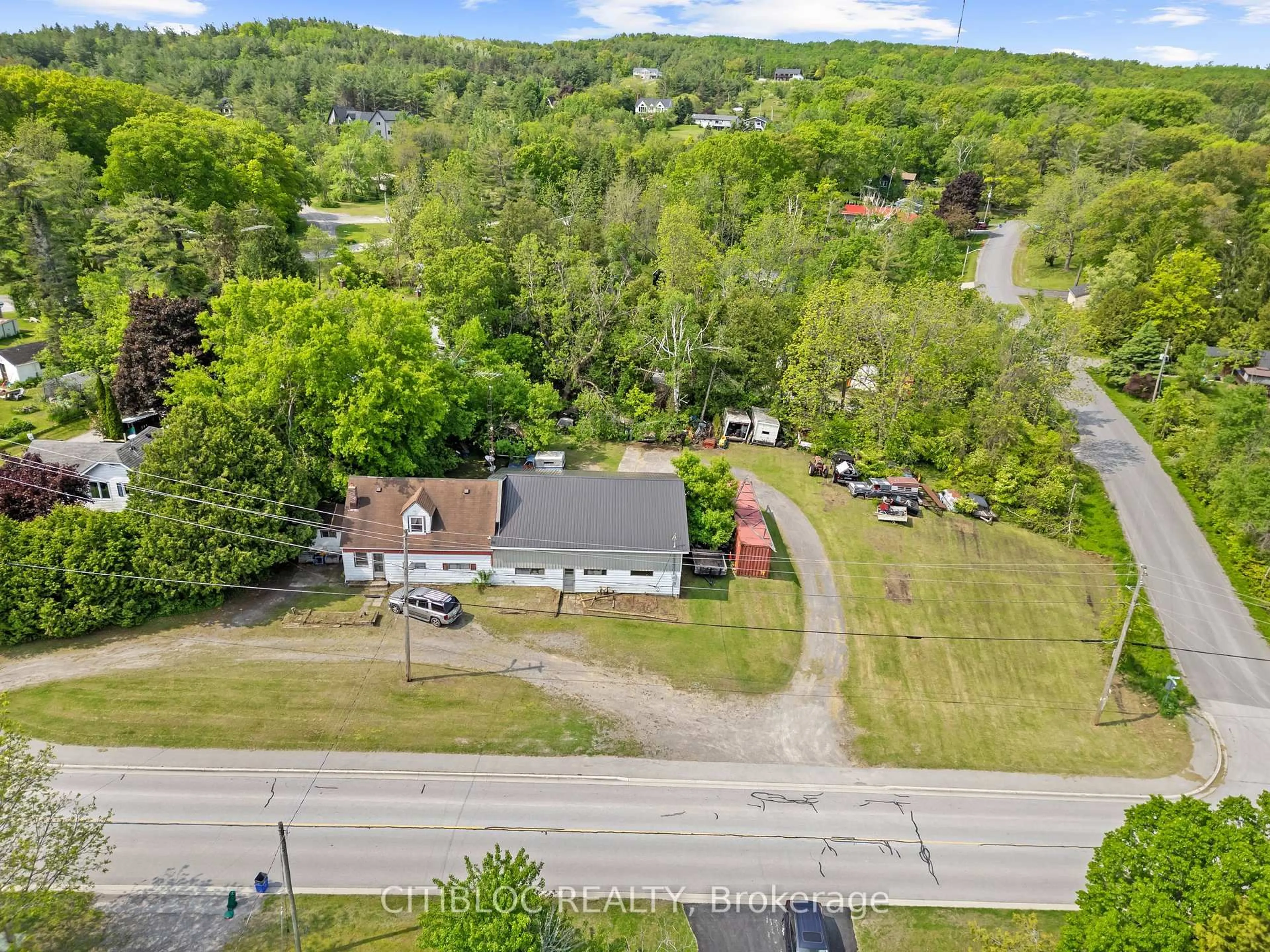 A pic from outside/outdoor area/front of a property/back of a property/a pic from drone, mountain view for 5160 Rice Lake Dr, Hamilton Township Ontario K0L 1E0