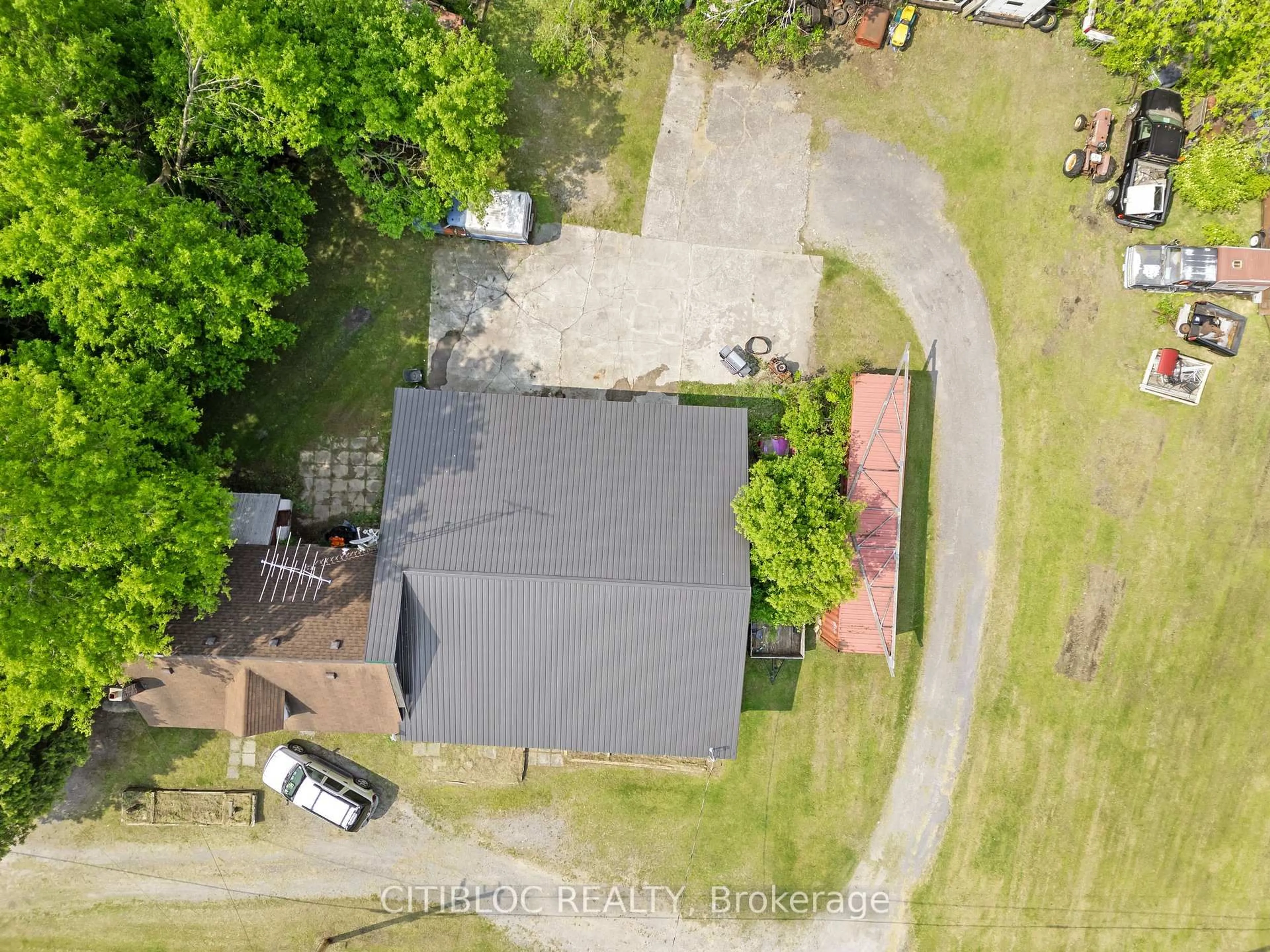A pic from outside/outdoor area/front of a property/back of a property/a pic from drone, street for 5160 Rice Lake Dr, Hamilton Township Ontario K0L 1E0