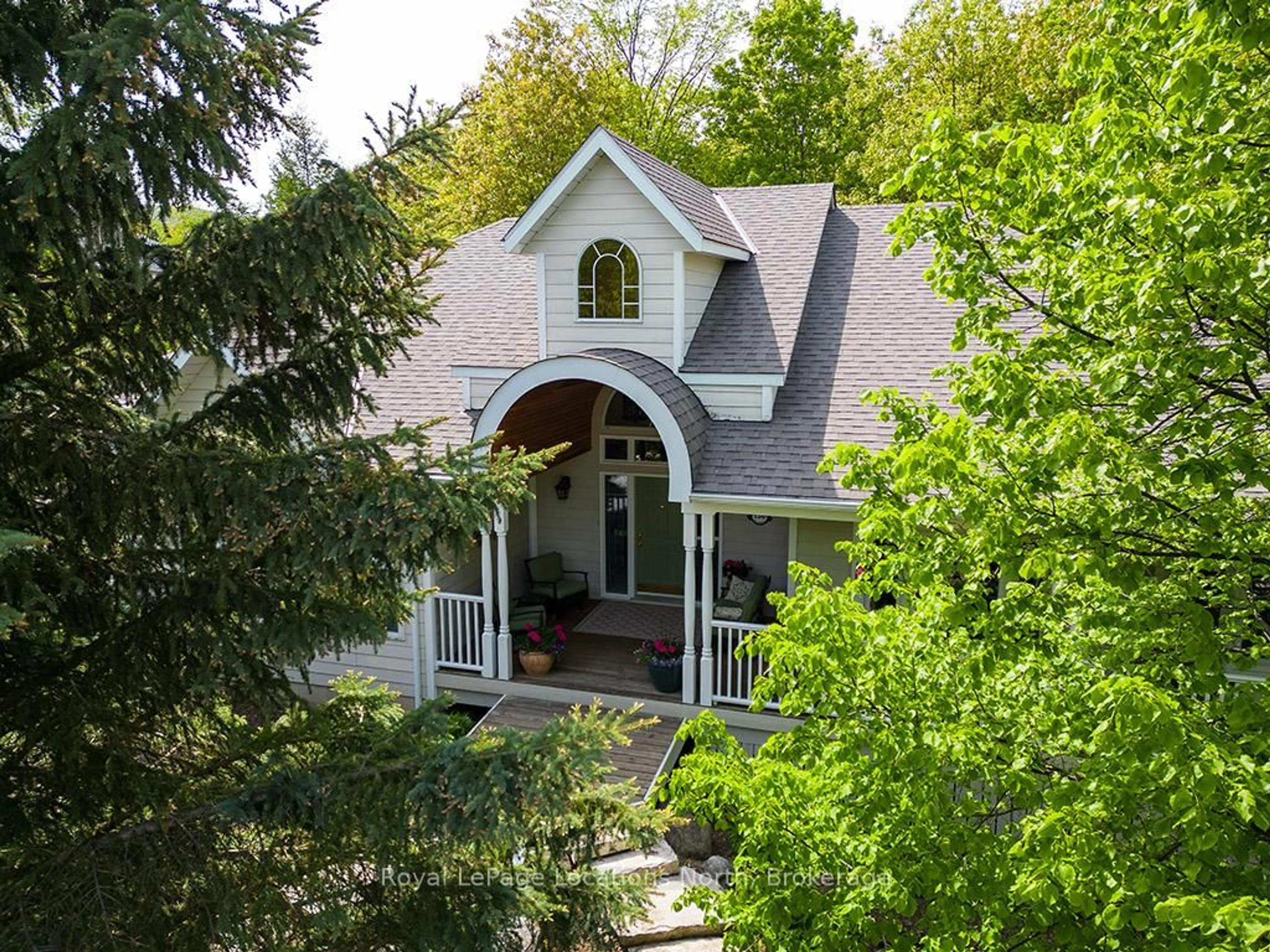 A pic from outside/outdoor area/front of a property/back of a property/a pic from drone, street for 130 Davos Dr, Blue Mountains Ontario L9Y 0S9