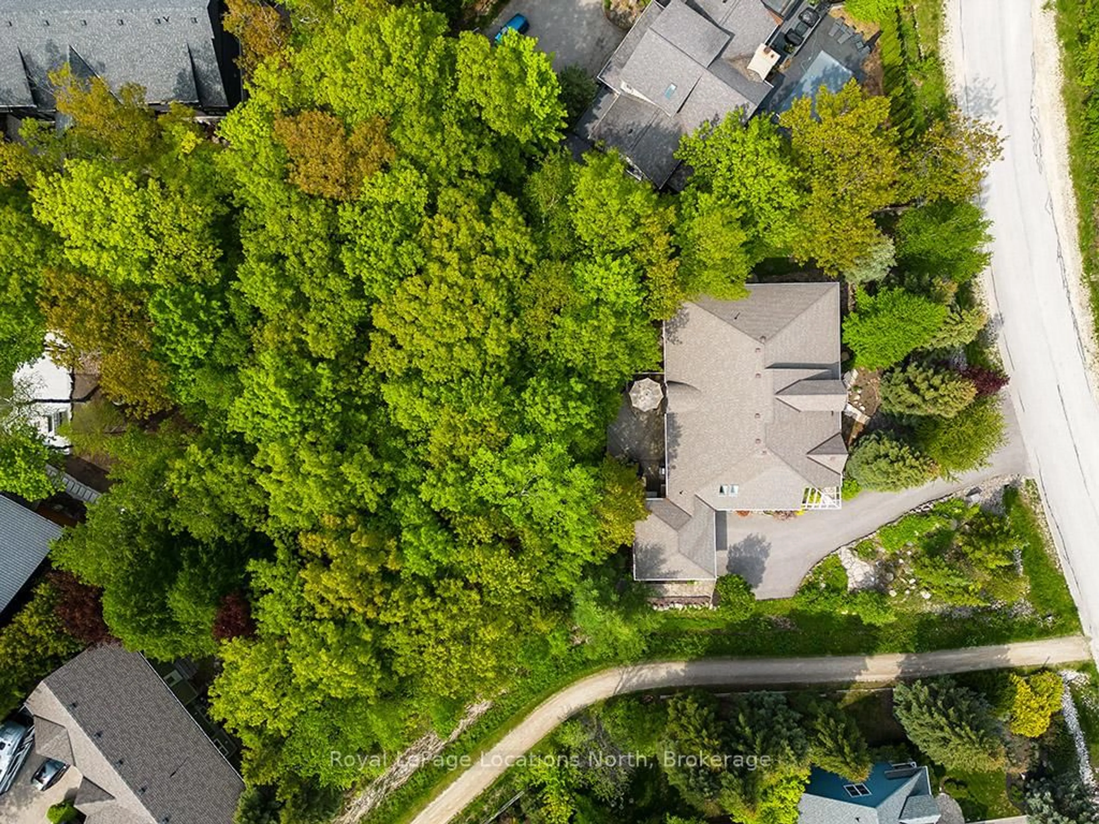 A pic from outside/outdoor area/front of a property/back of a property/a pic from drone, street for 130 Davos Dr, Blue Mountains Ontario L9Y 0S9