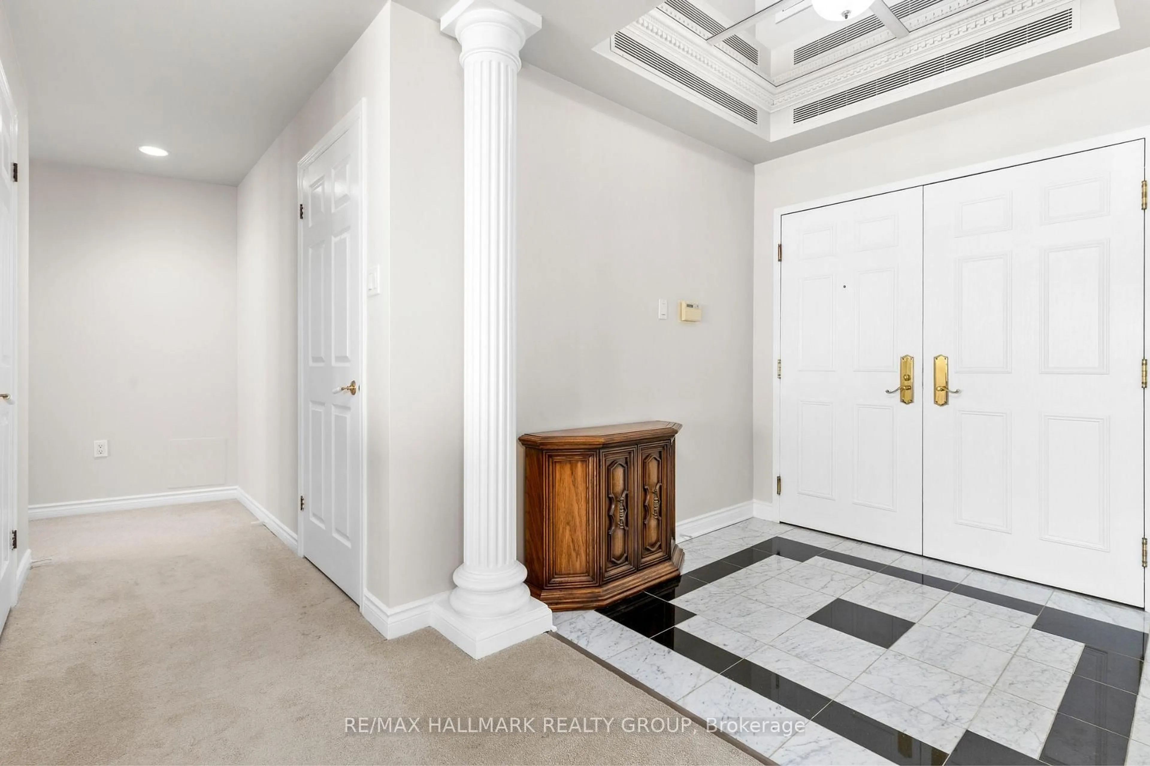 Indoor entryway for 1480 Riverside Dr #2403, Ottawa Ontario K1G 5H2