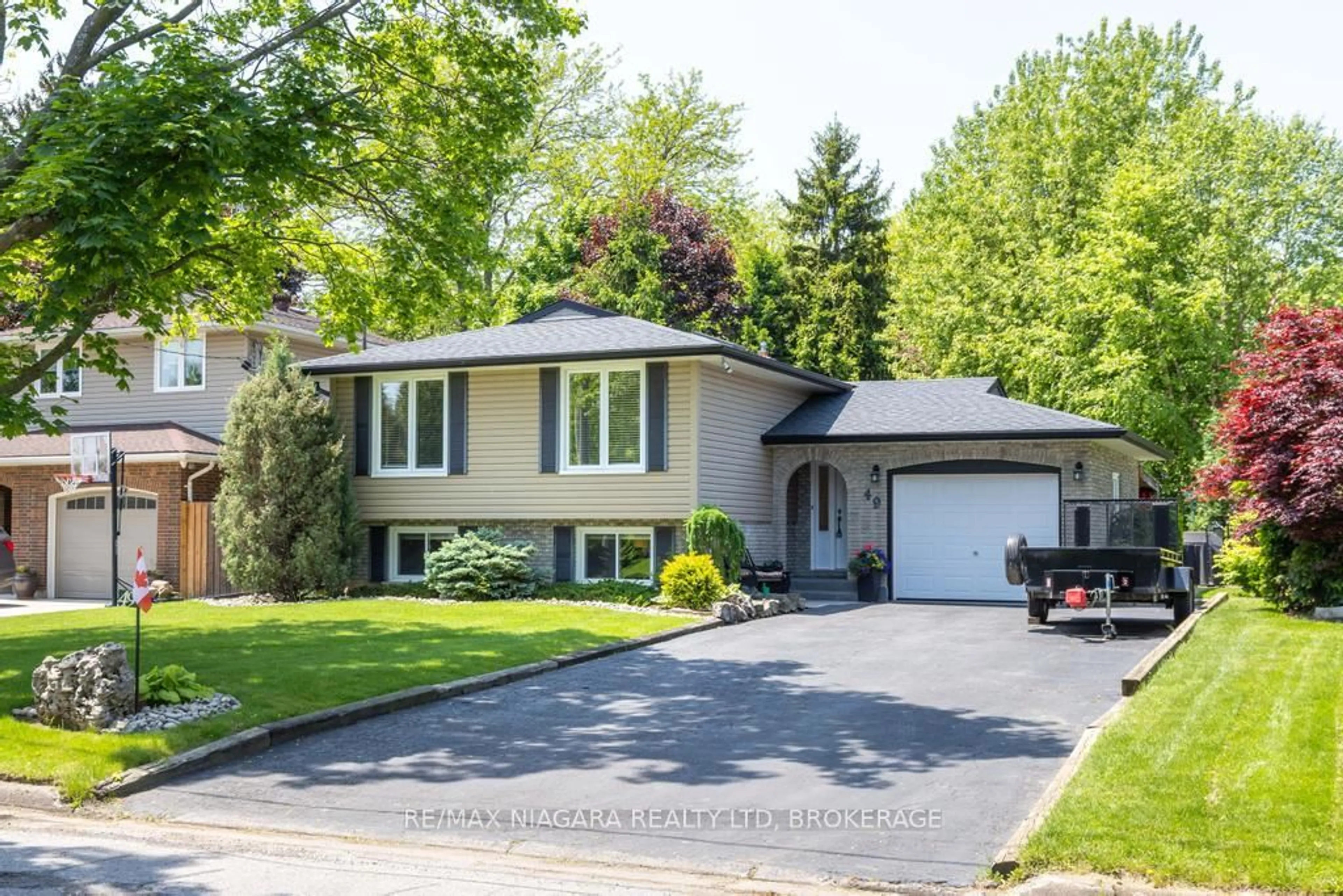 Home with vinyl exterior material, street for 49 Shoreline Dr, St. Catharines Ontario L2N 3V9