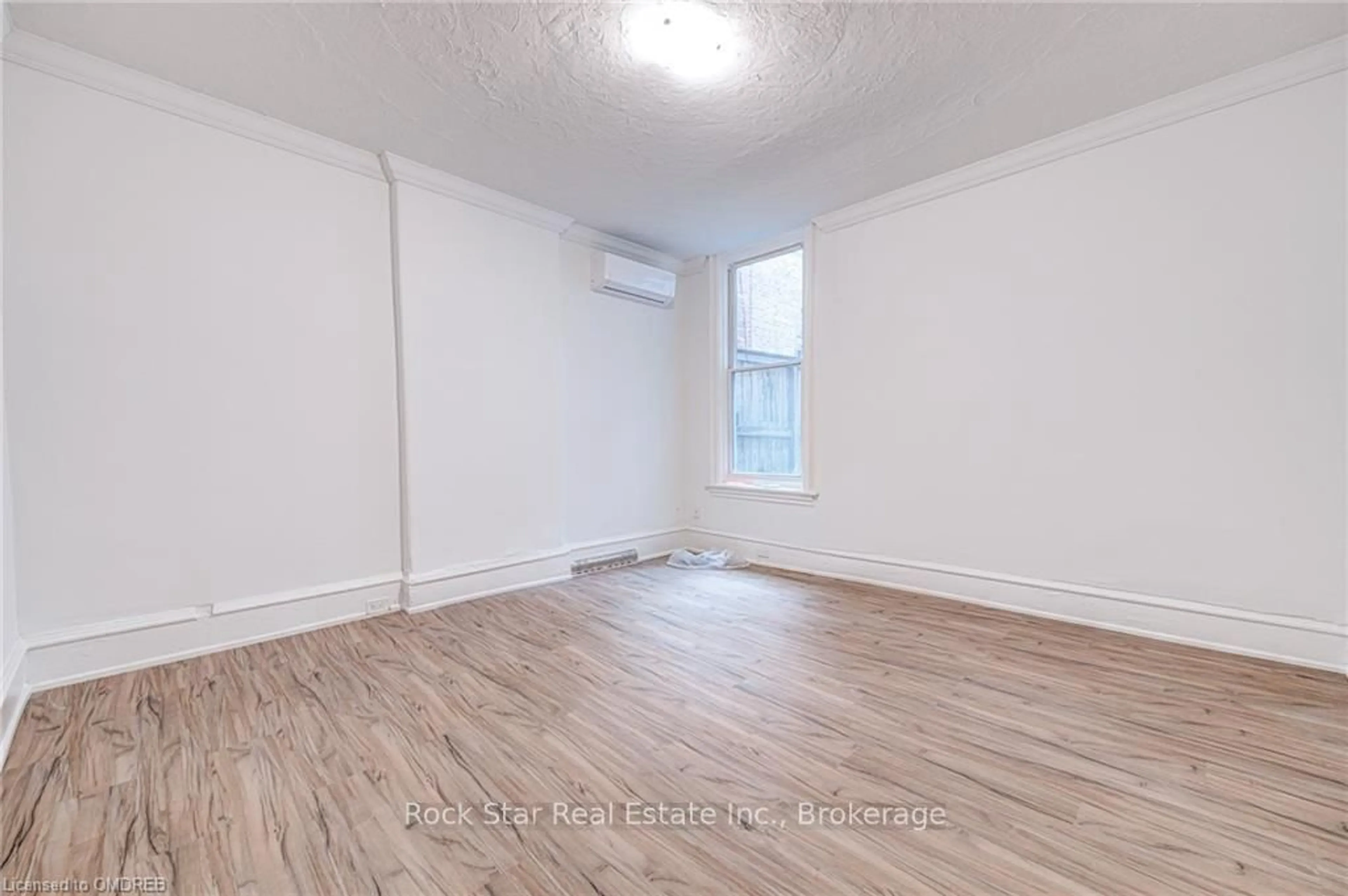 A pic of a room for 115 Cannon St, Hamilton Ontario L8L 2A2
