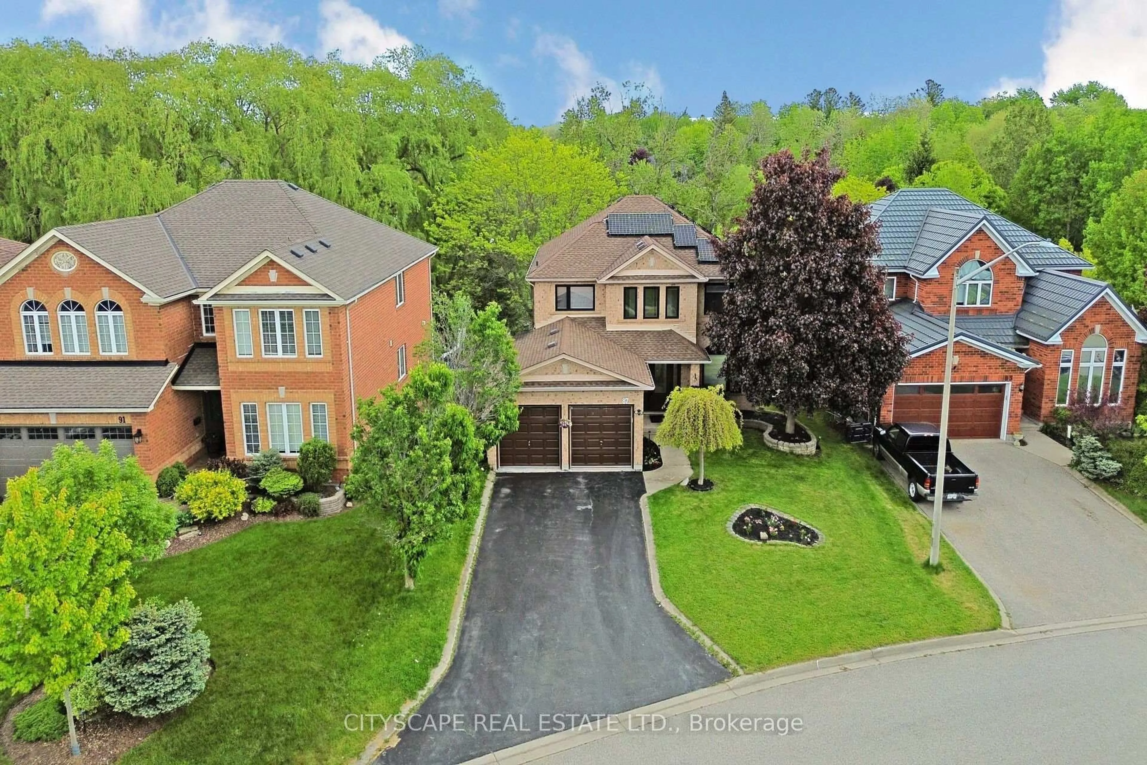 A pic from outside/outdoor area/front of a property/back of a property/a pic from drone, street for 87 Spooner Cres, Cambridge Ontario N1T 1Y1