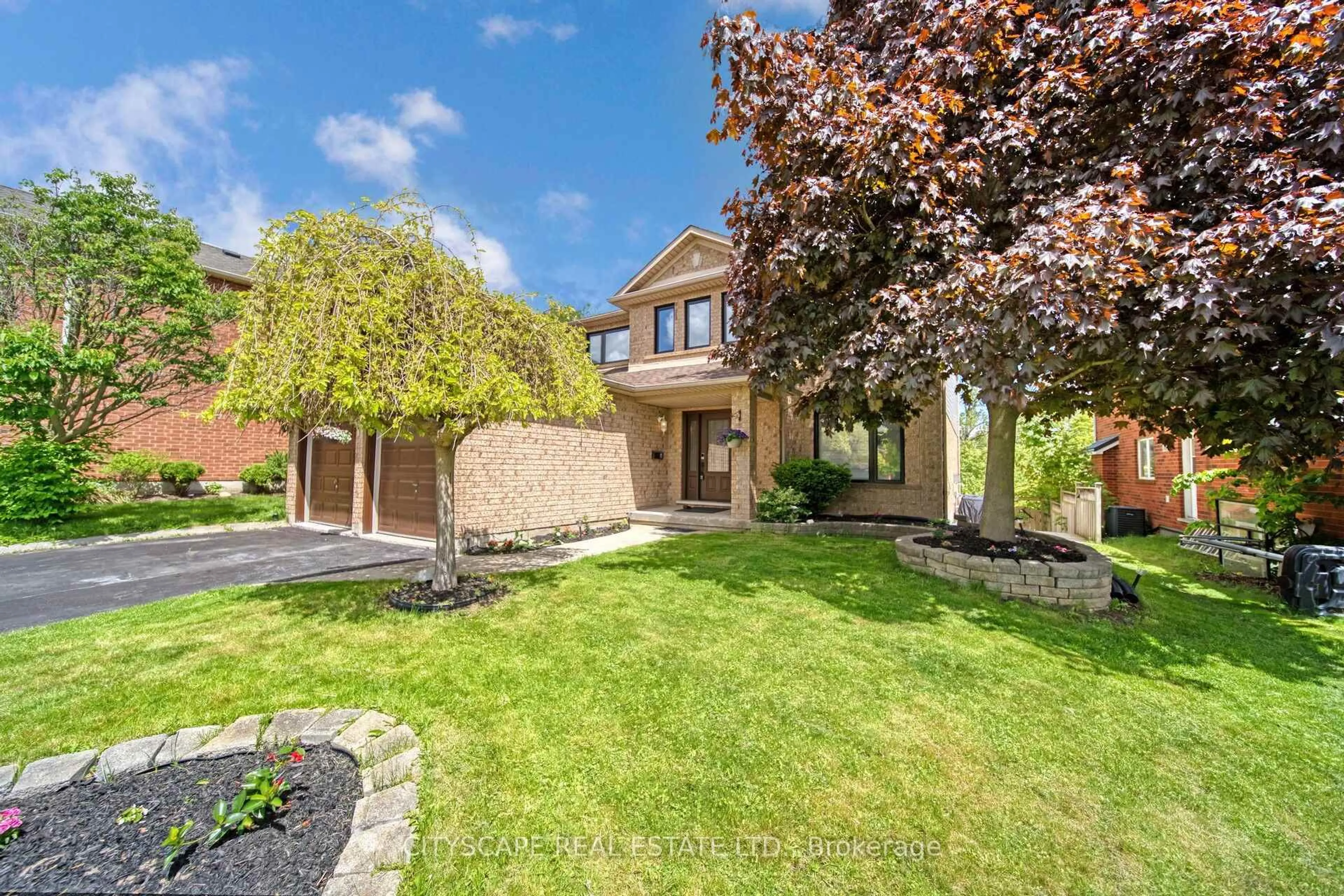 A pic from outside/outdoor area/front of a property/back of a property/a pic from drone, street for 87 Spooner Cres, Cambridge Ontario N1T 1Y1
